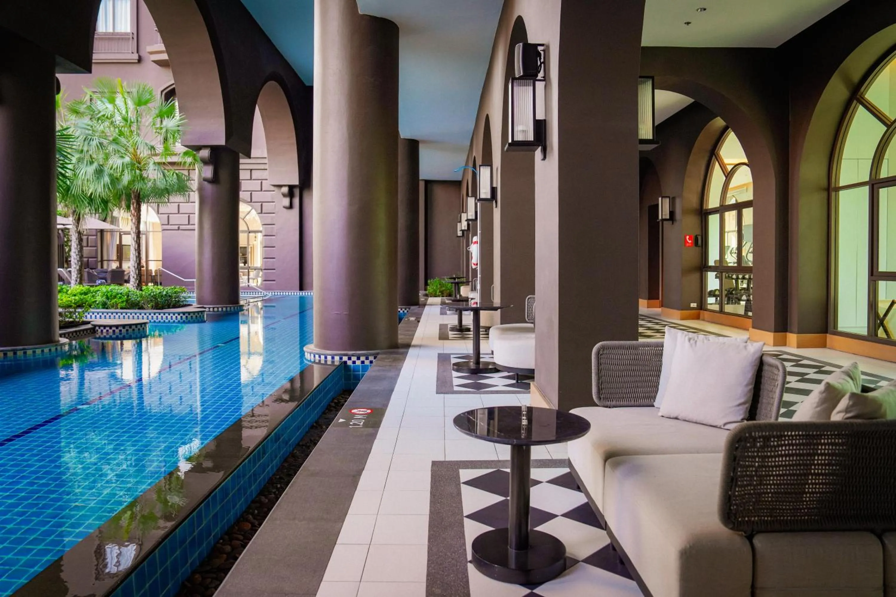 Swimming pool in Marriott Executive Apartments Bangkok, Sukhumvit 101