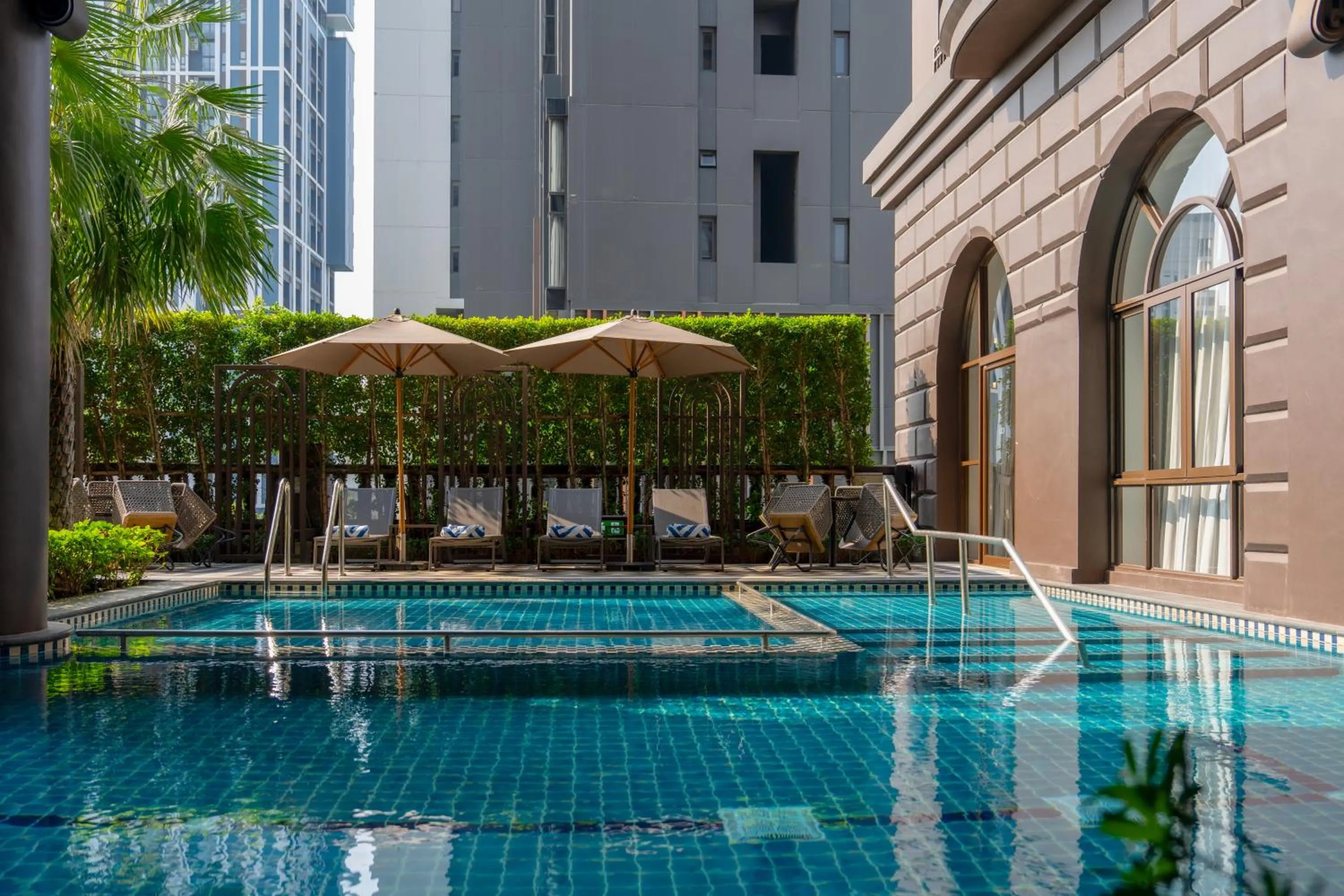 Swimming pool in Marriott Executive Apartments Bangkok, Sukhumvit 101