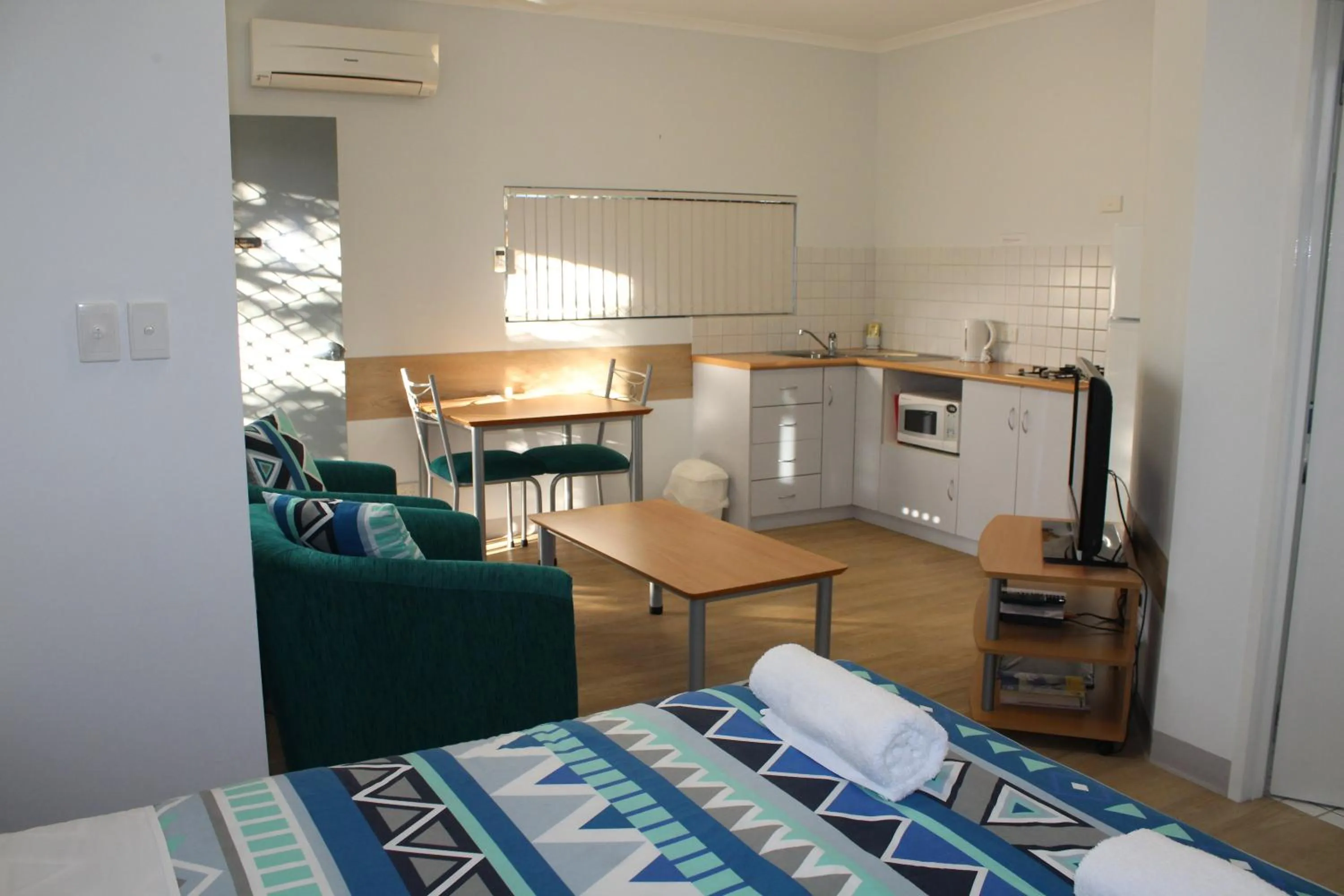 Photo of the whole room, Bed in Mandurah Ocean Marina Chalets