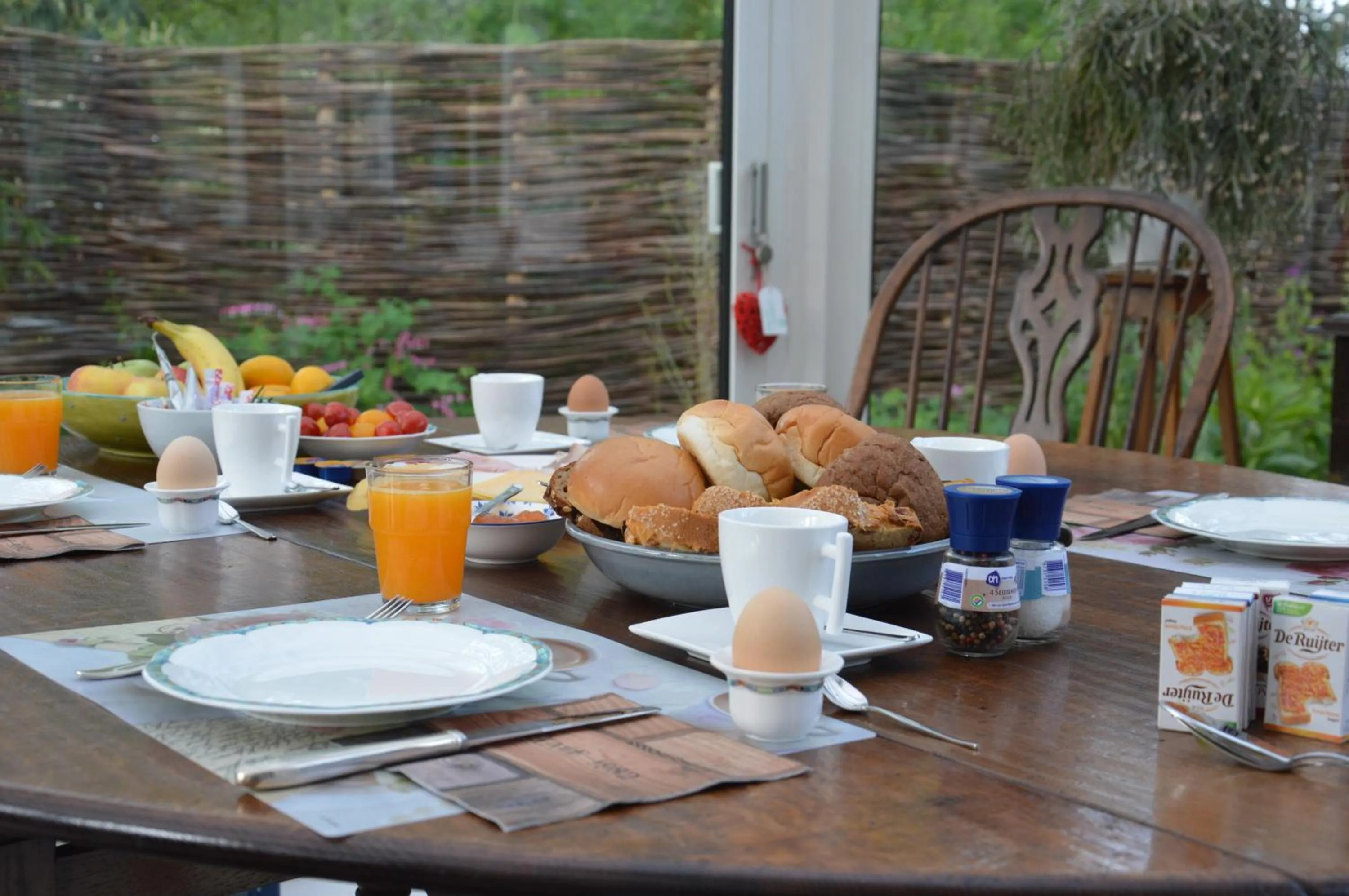 Food and drinks in B & B Boezeneren