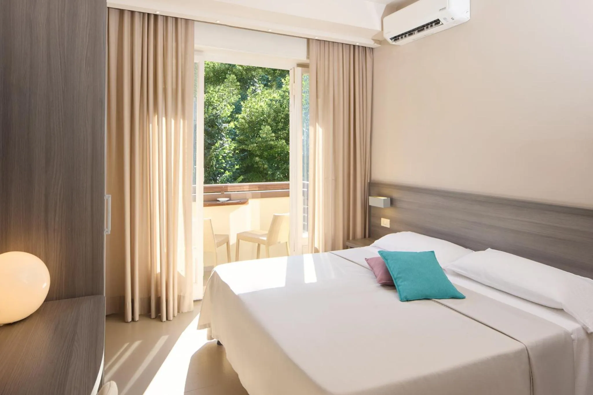 Bedroom, Bed in Hotel Crystal