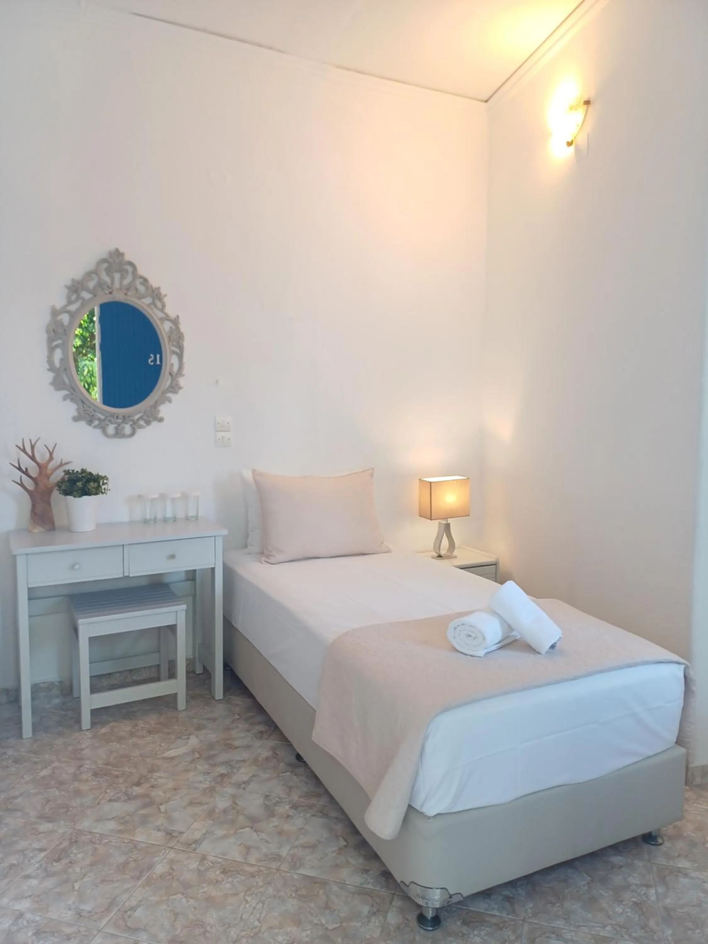 Bed in Εvi Evan Hotel