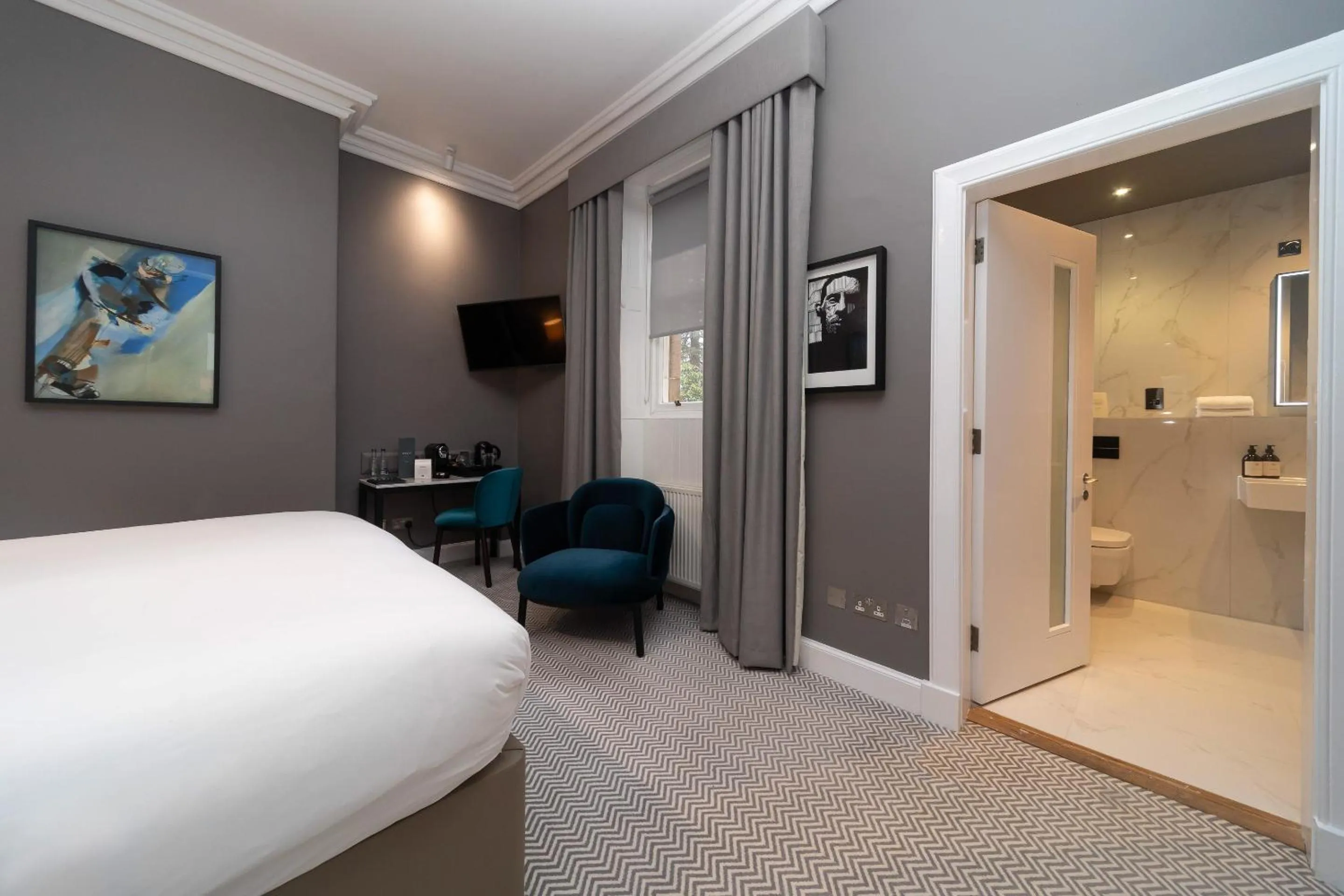 Bedroom, Bed in The Scott