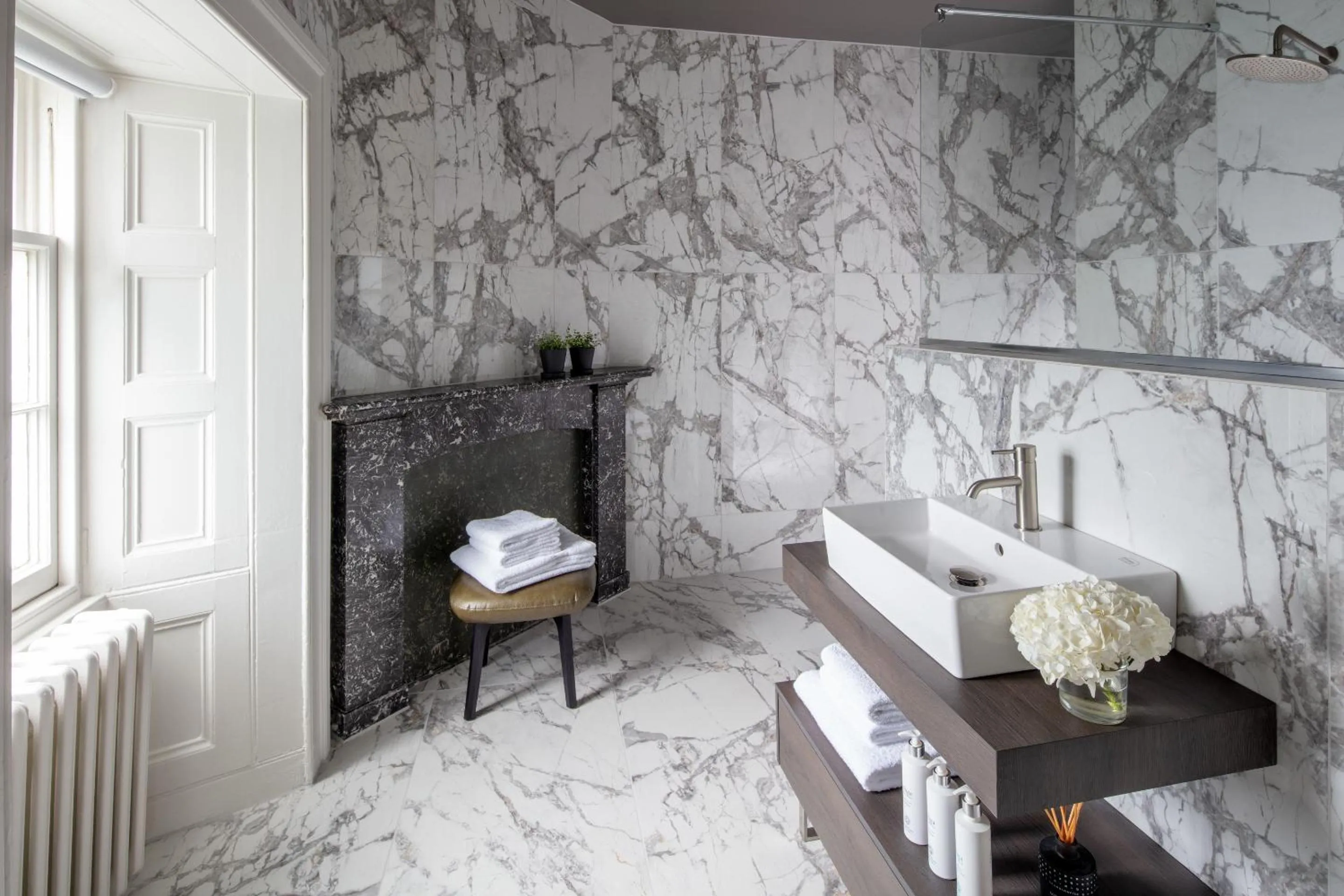 Bathroom, Bed in The Scott