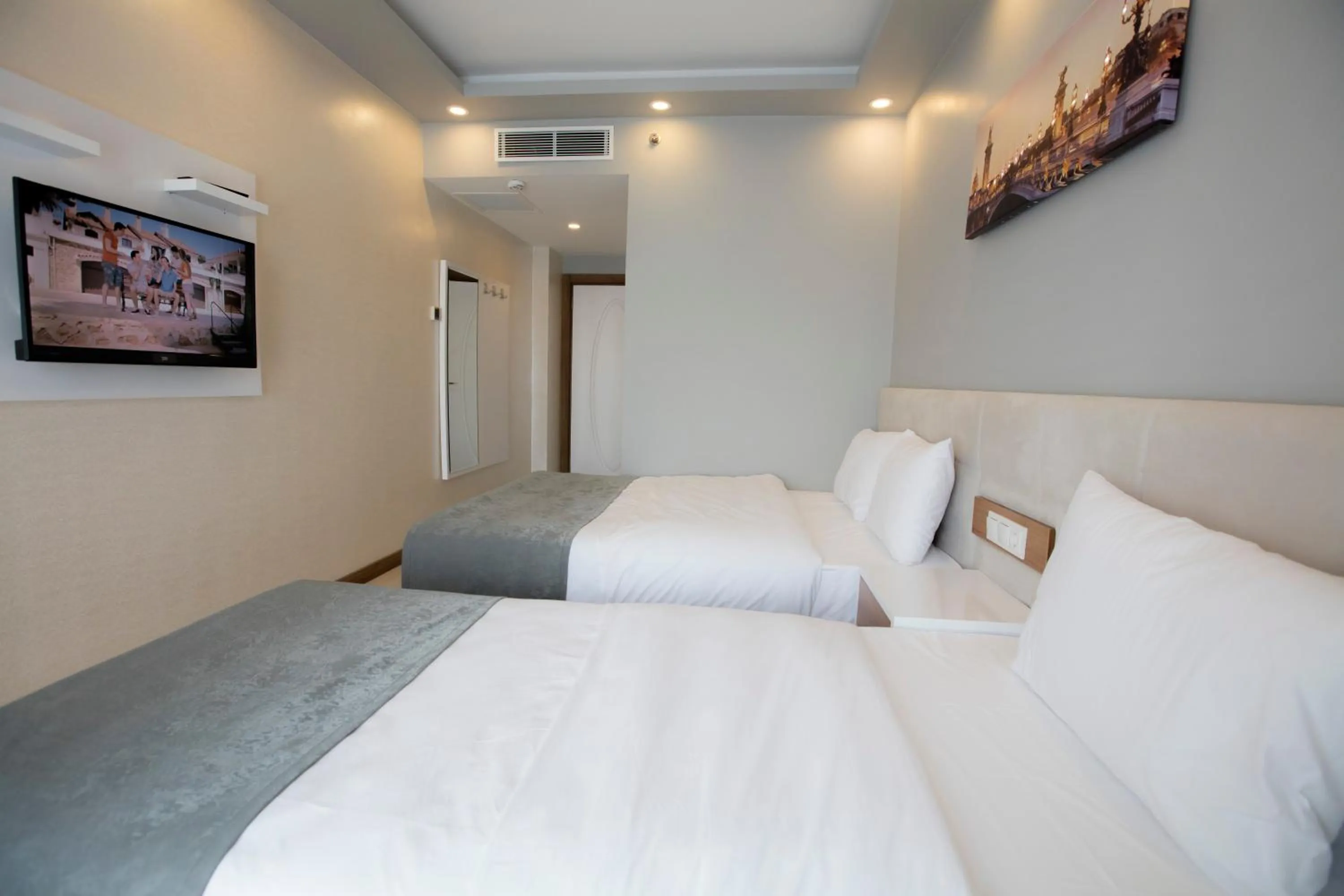 Photo of the whole room, Bed in Royal İnci Hotel