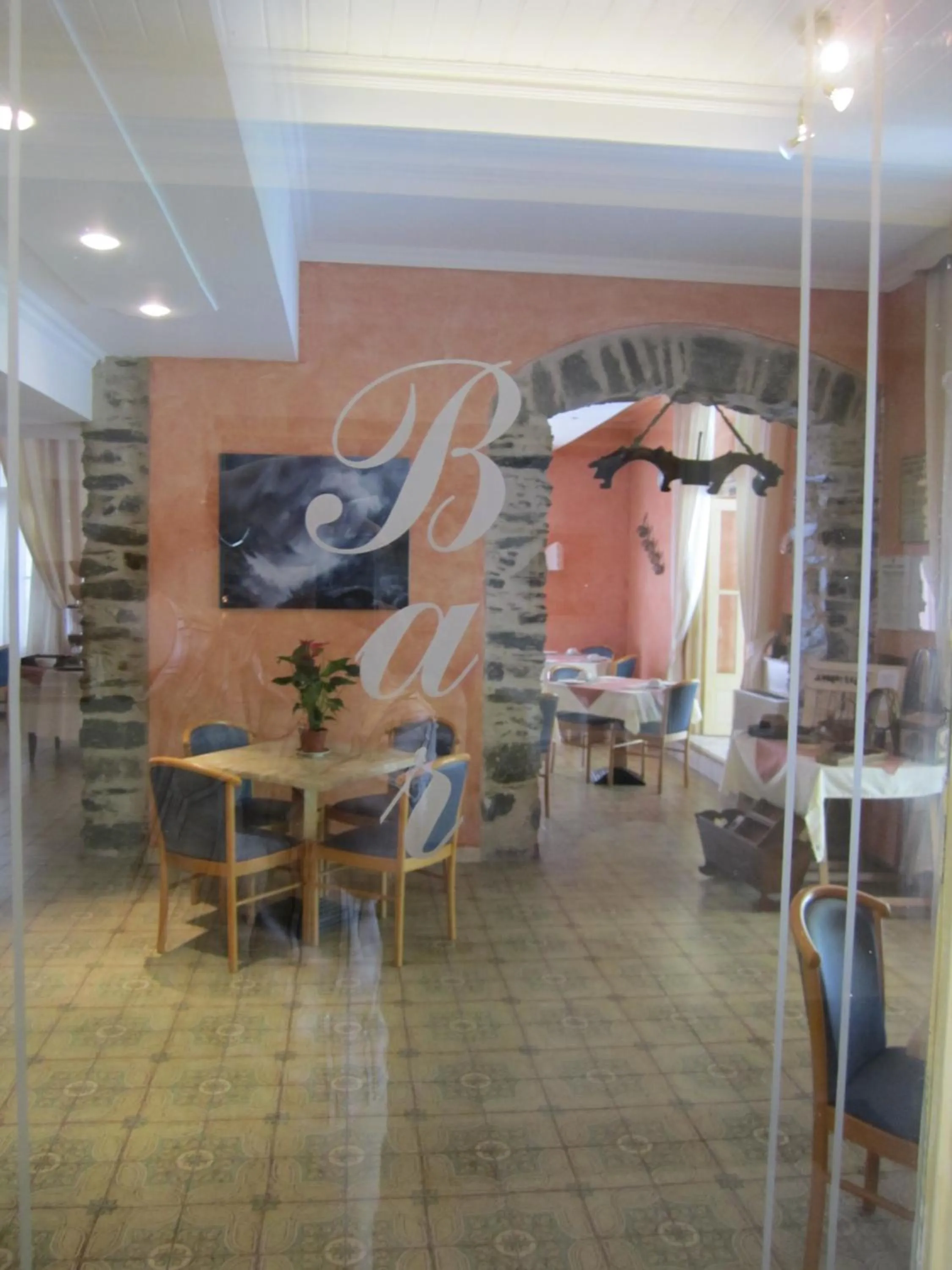 Restaurant/places to eat in Le Mirval