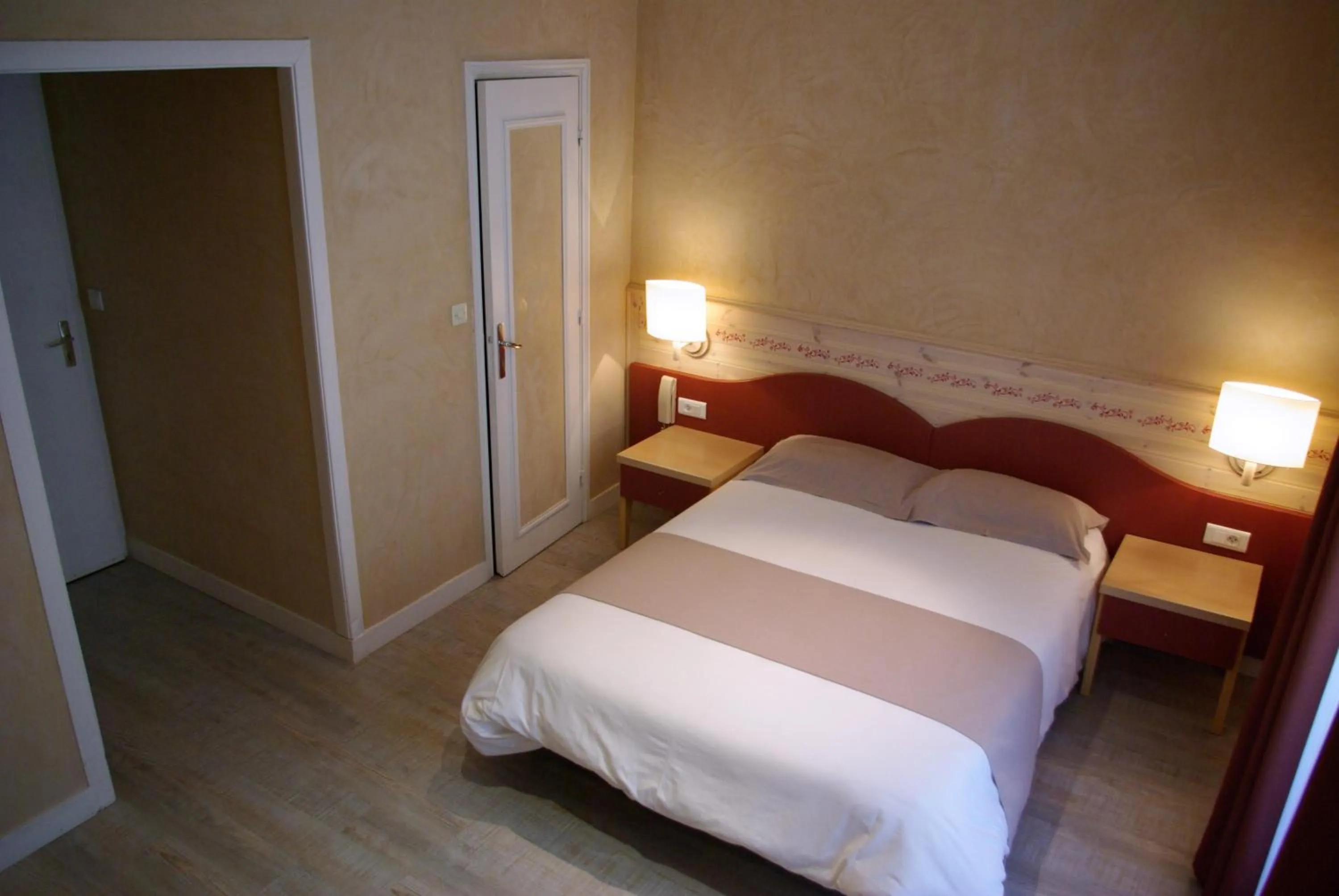 Photo of the whole room in Le Mirval