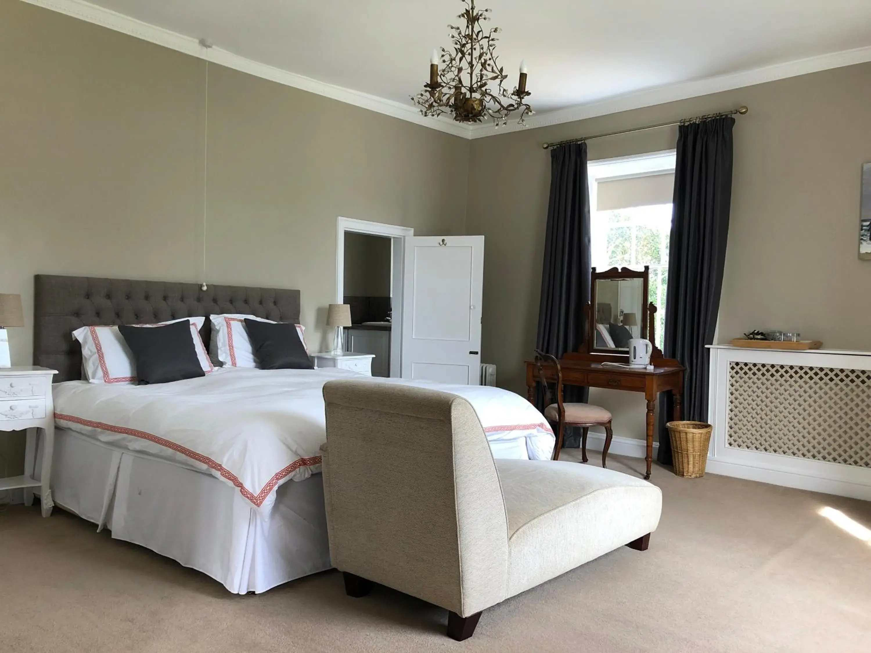 King Room - single occupancy in Apuldram Manor farm King Room - single occupancy in Apuldram Manor farm