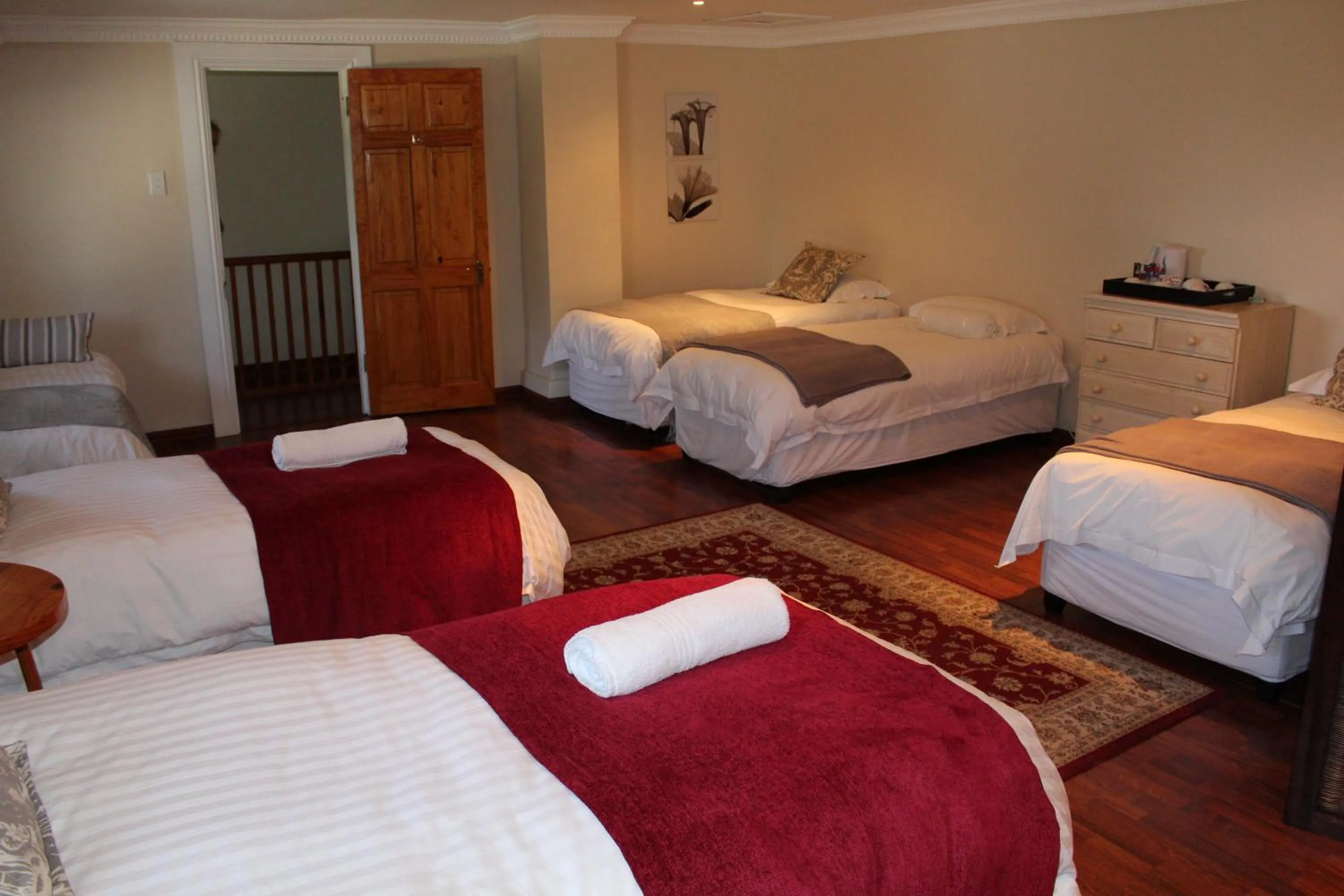 Photo of the whole room, Bed in Kearsney Manor
