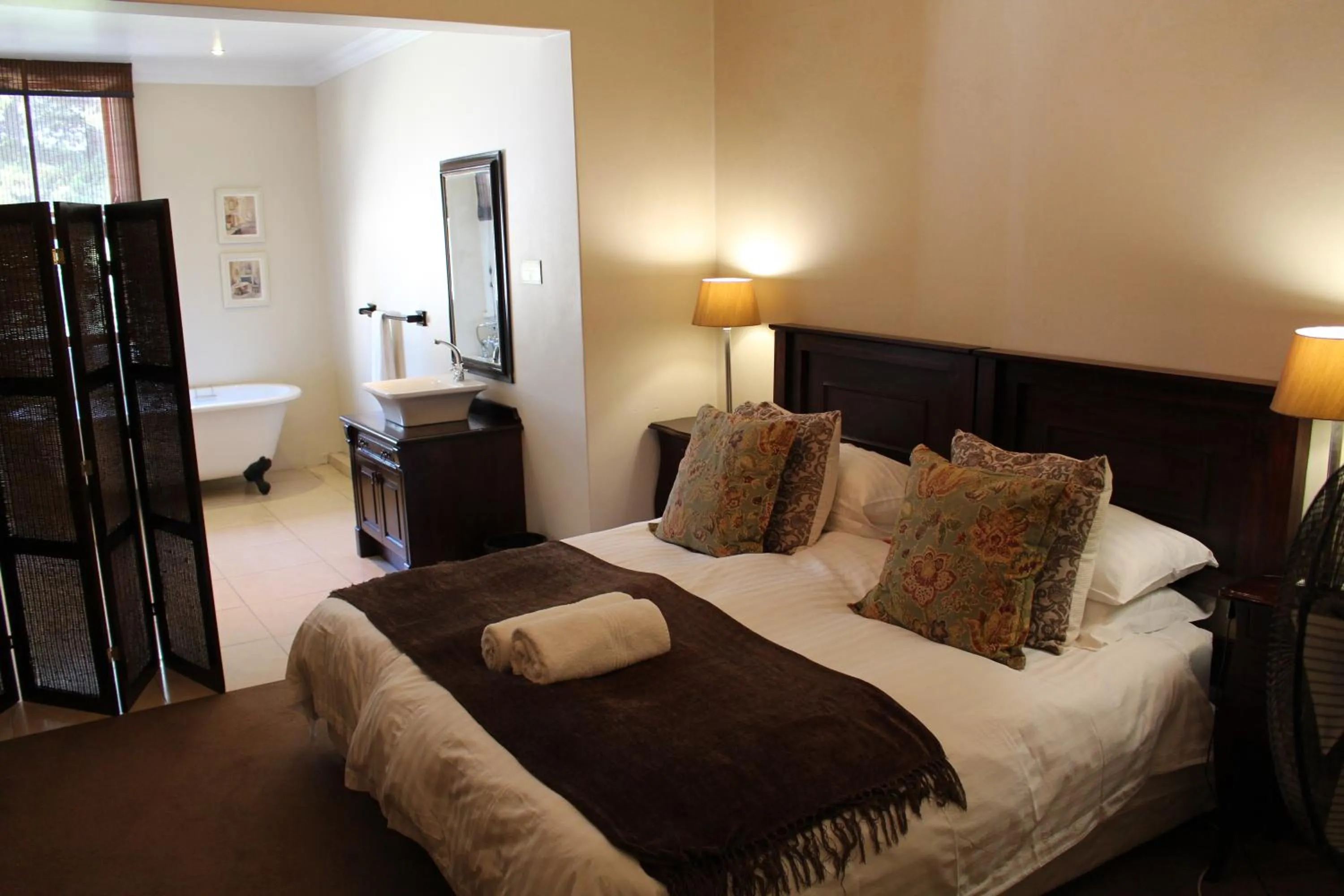Photo of the whole room, Bed in Kearsney Manor