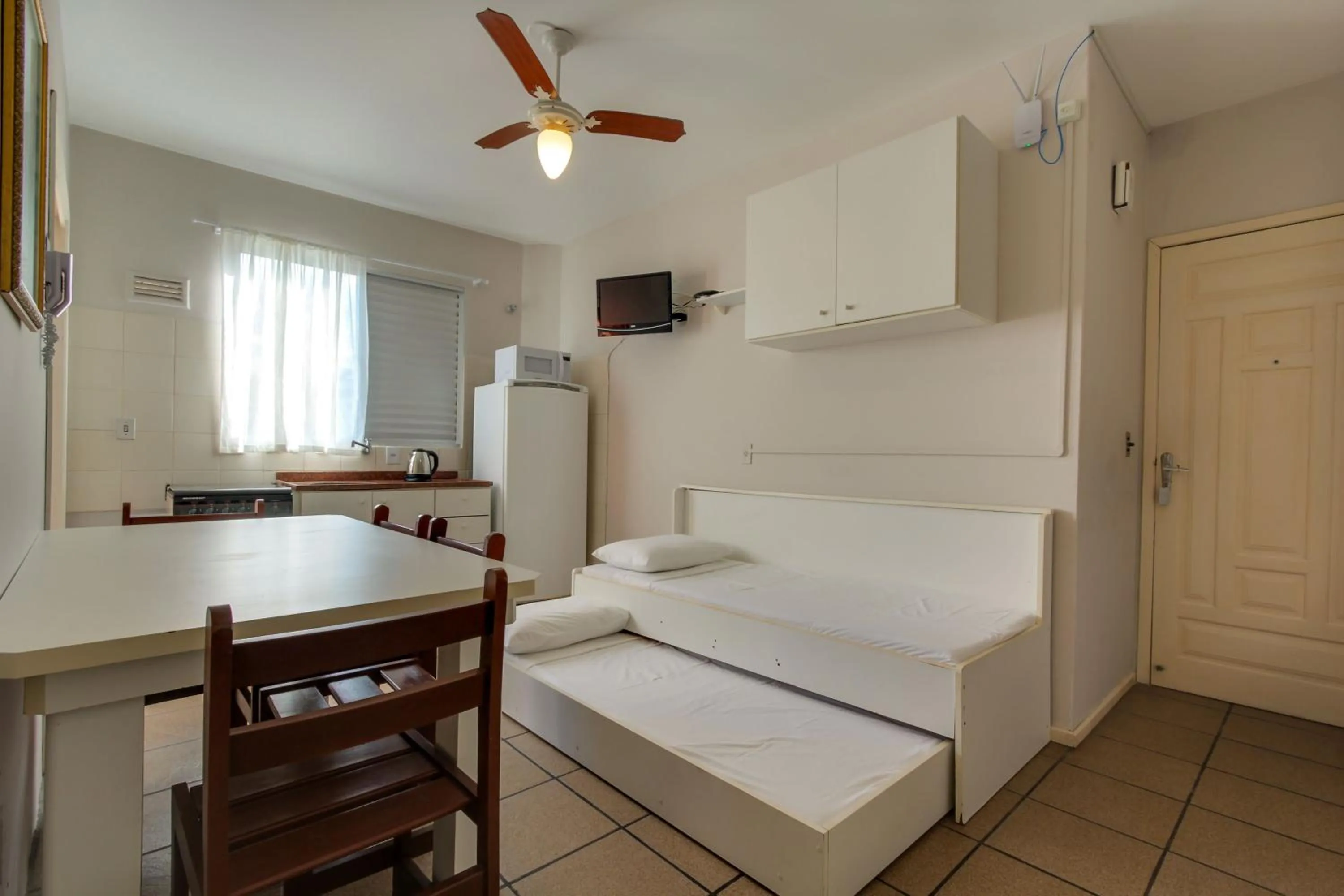 Kitchen or kitchenette, Bed in Imigrantes Apart Hotel