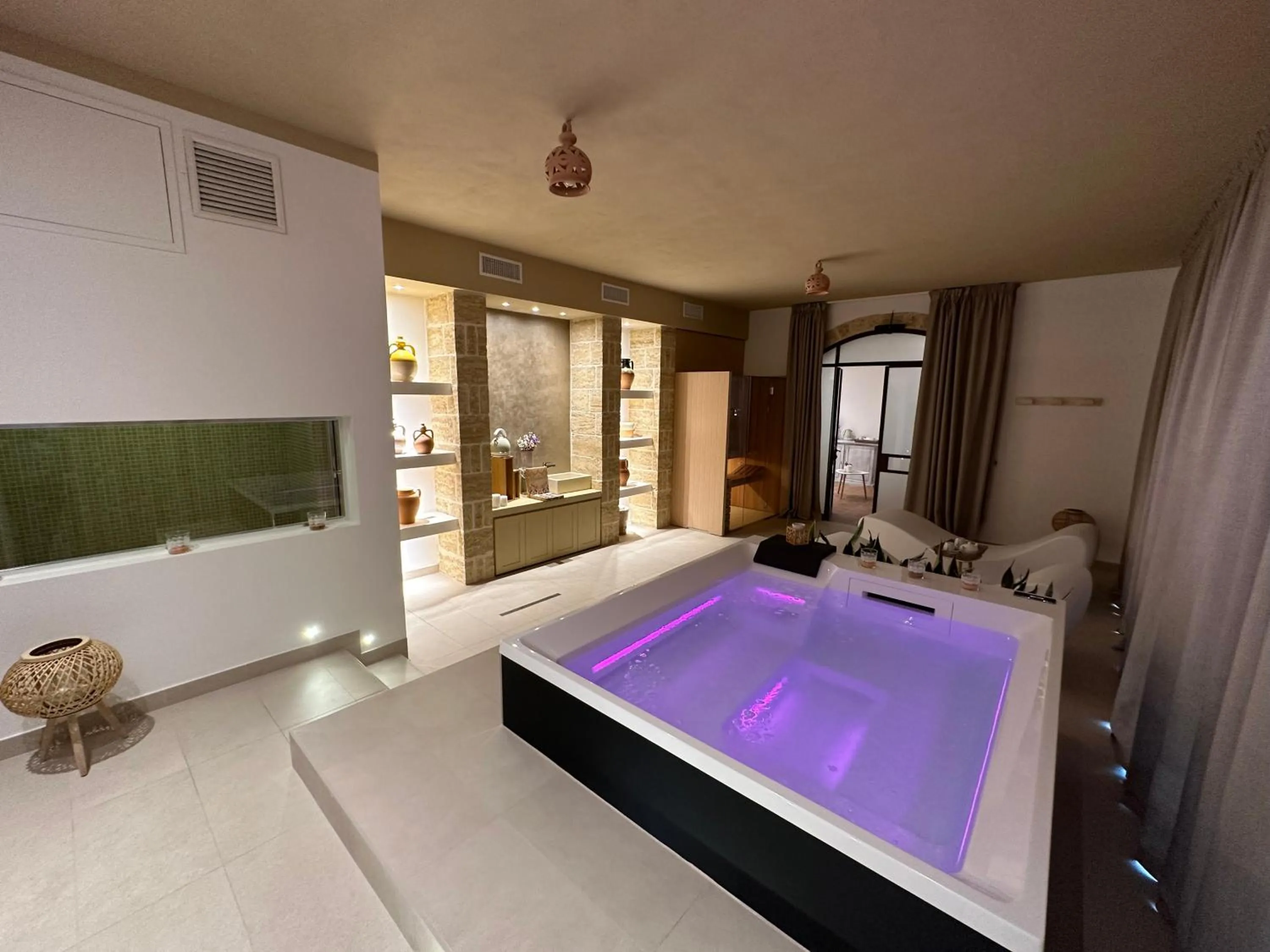 Hot Tub, Bed in Masseria Relais Santa Teresa