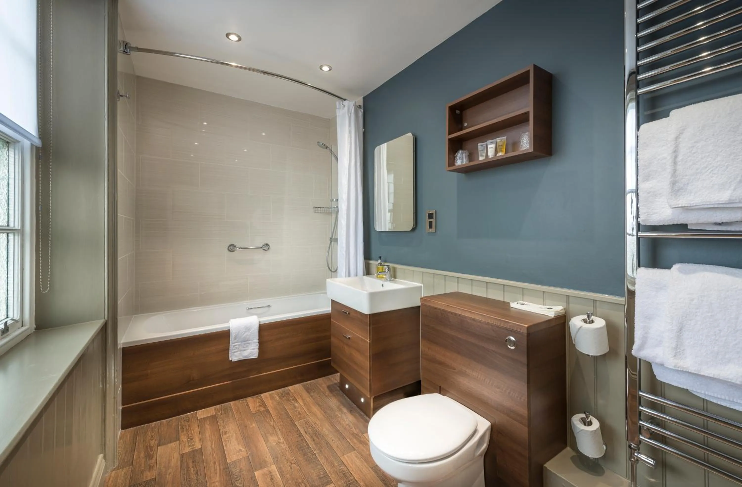Bathroom in The Golden Fleece Hotel, Thirsk, North Yorkshire - The Coaching Inn Group