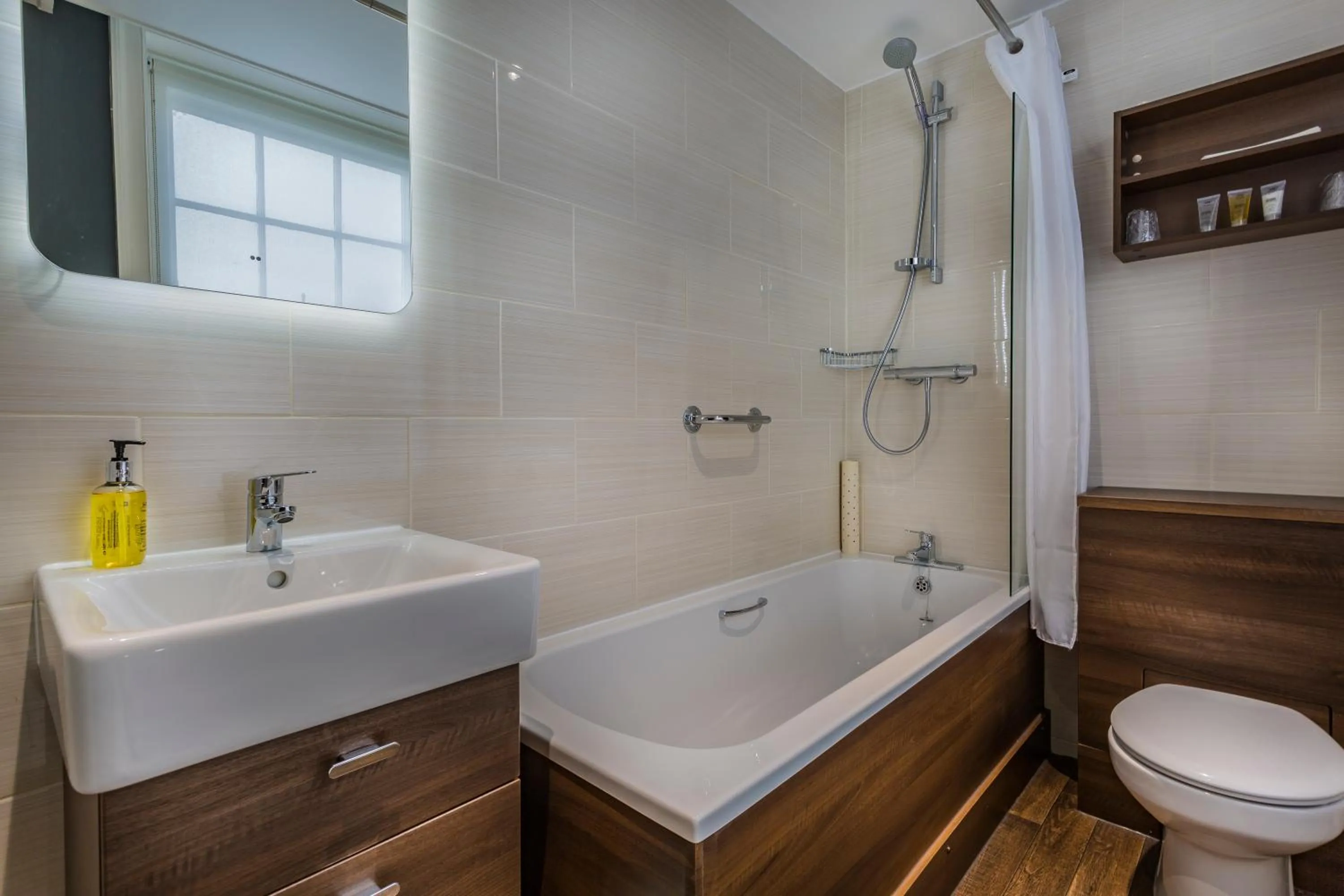 Bathroom in The Golden Fleece Hotel, Thirsk, North Yorkshire - The Coaching Inn Group