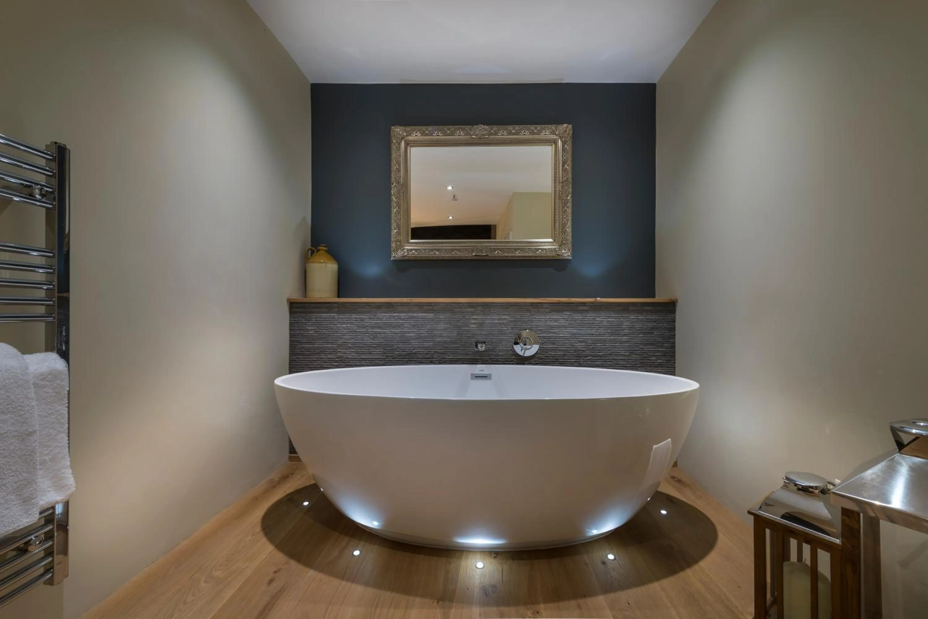 Bathroom in The Golden Fleece Hotel, Thirsk, North Yorkshire - The Coaching Inn Group