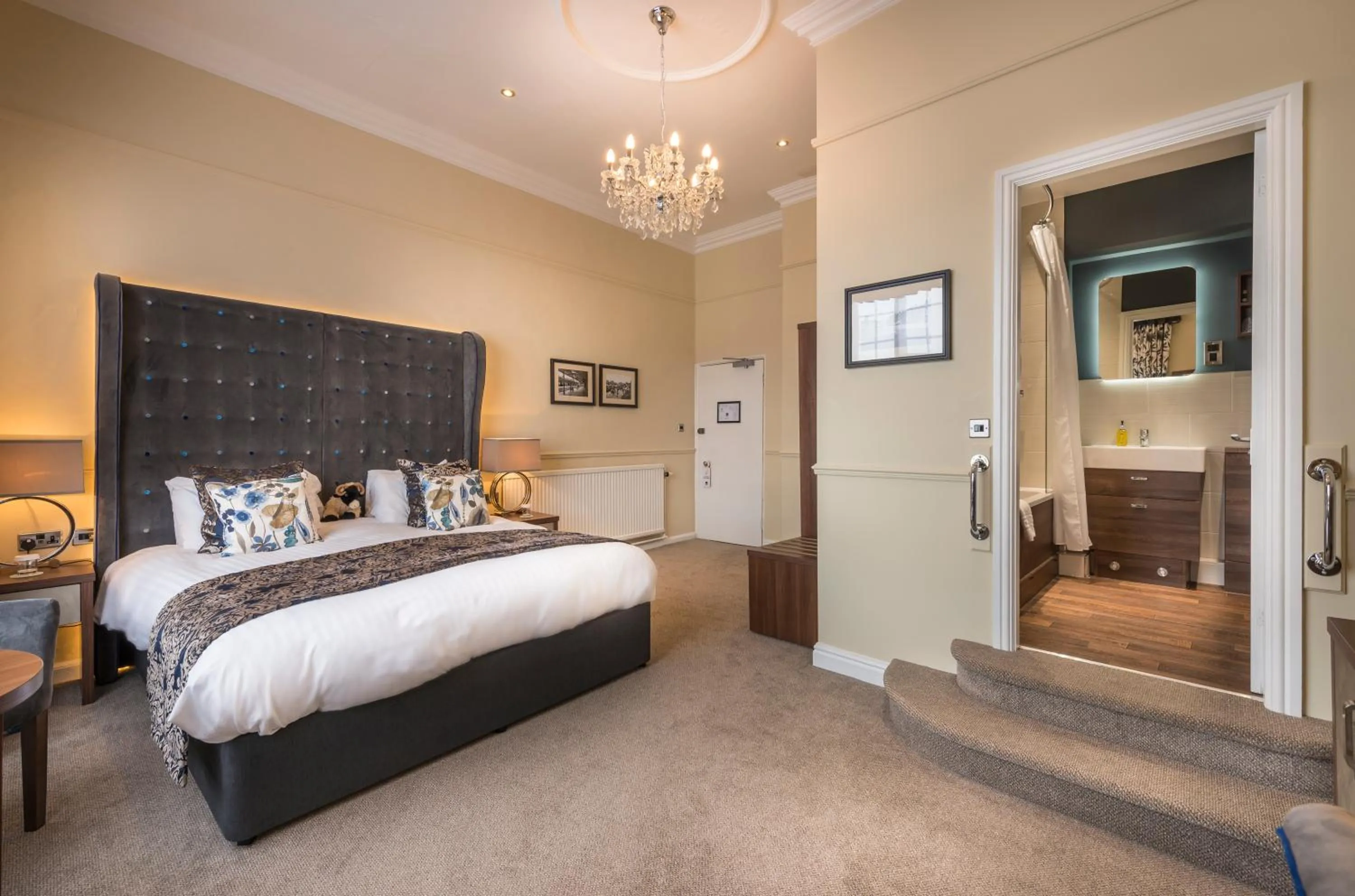 Bedroom, Bed in The Golden Fleece Hotel, Thirsk, North Yorkshire - The Coaching Inn Group