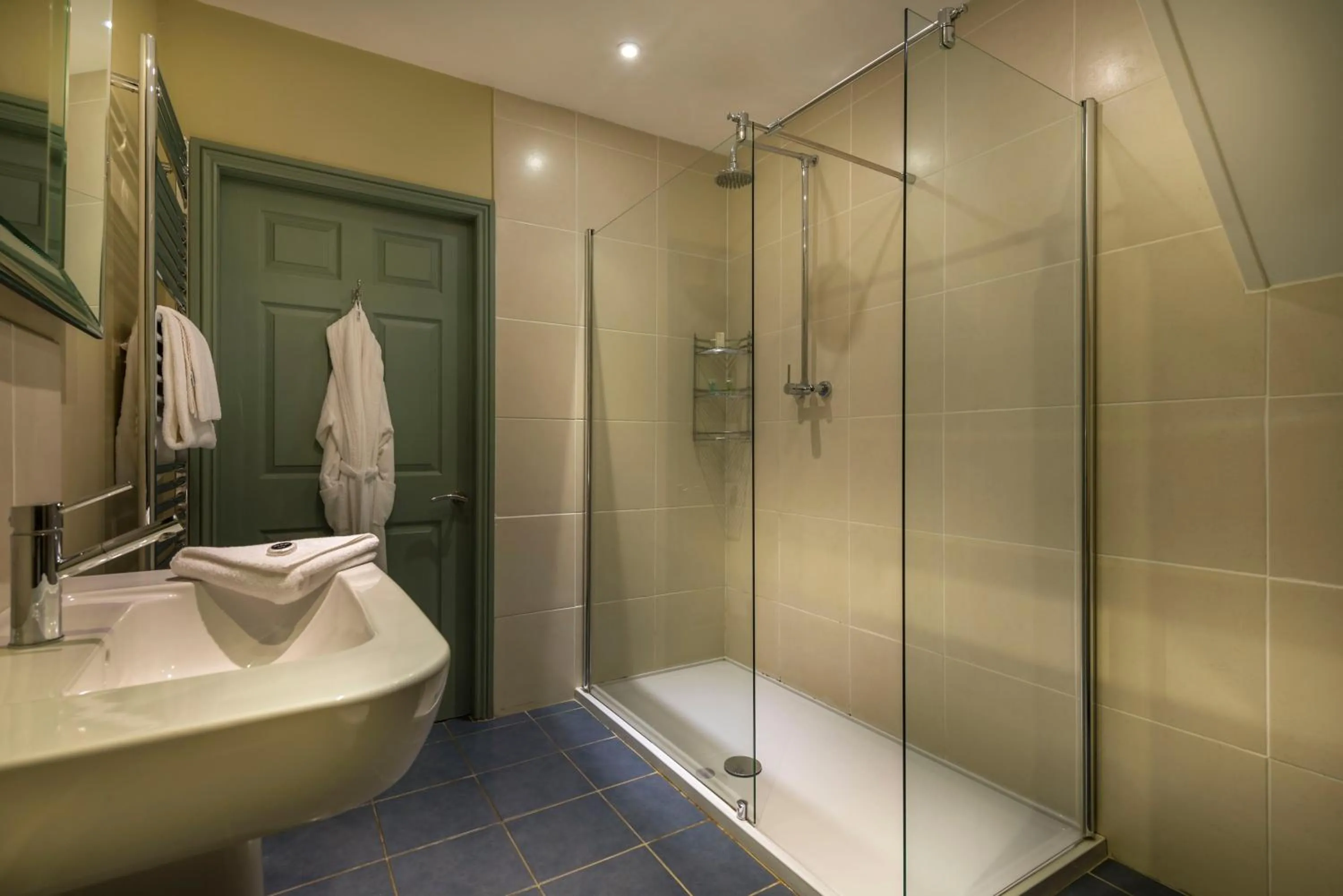 Bathroom in The Golden Fleece Hotel, Thirsk, North Yorkshire - The Coaching Inn Group