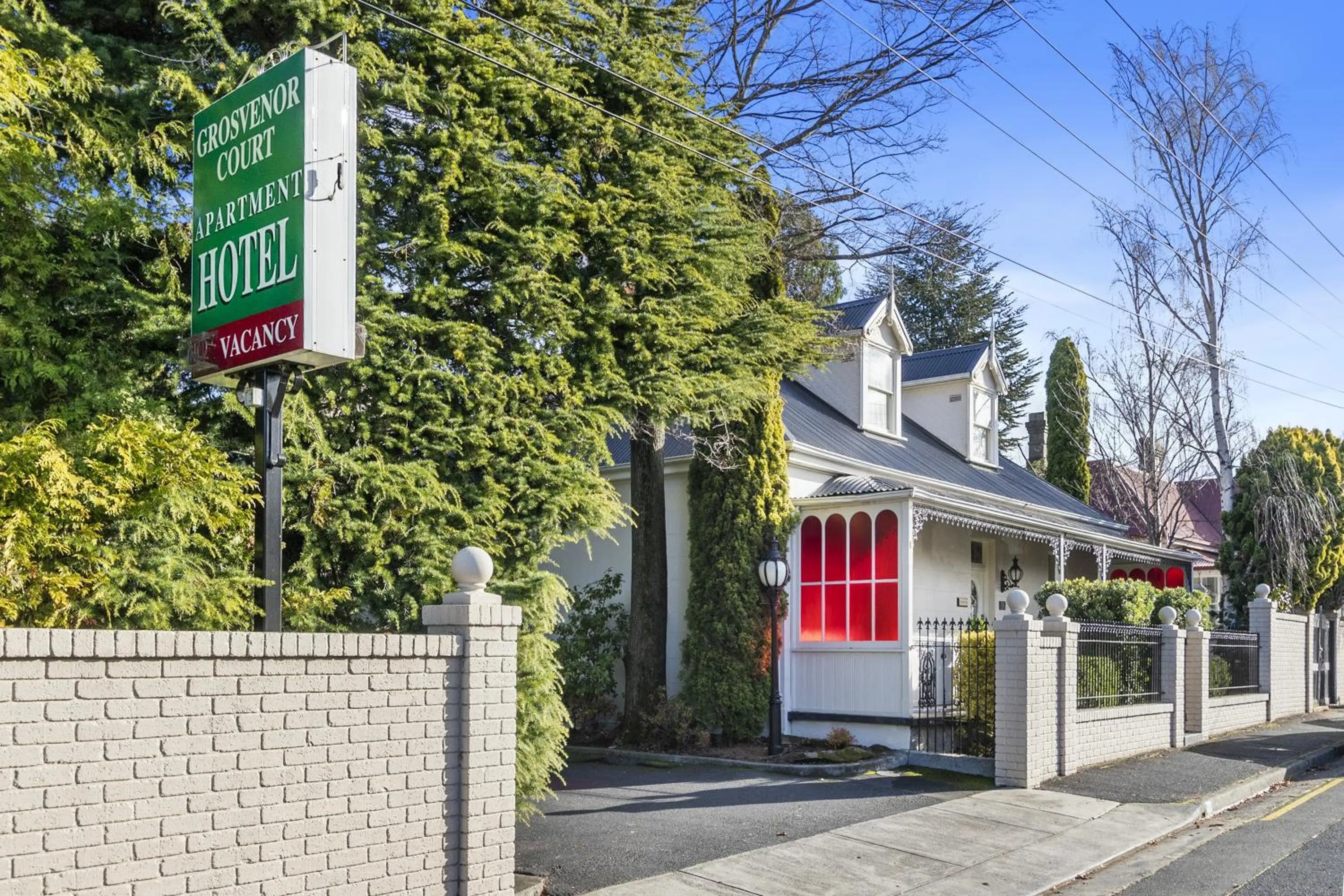 Facade/entrance in Grosvenor Court Apartments