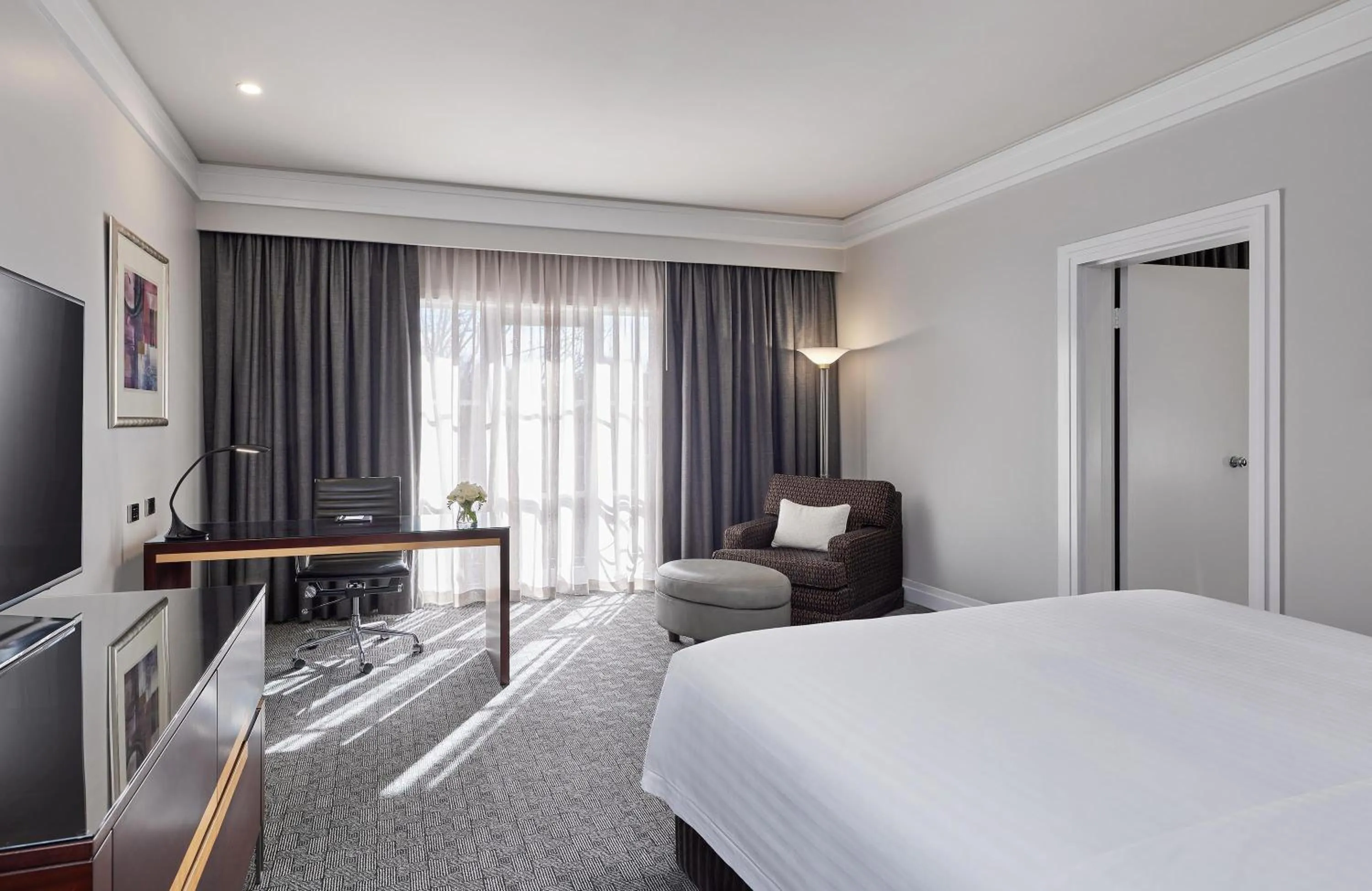 Photo of the whole room, Bed in Hyatt Hotel Canberra - A Park Hyatt Hotel
