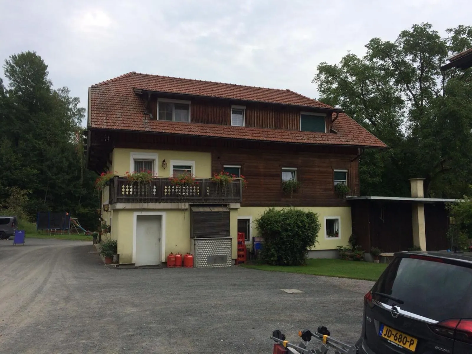 Property building in Lug ins Land