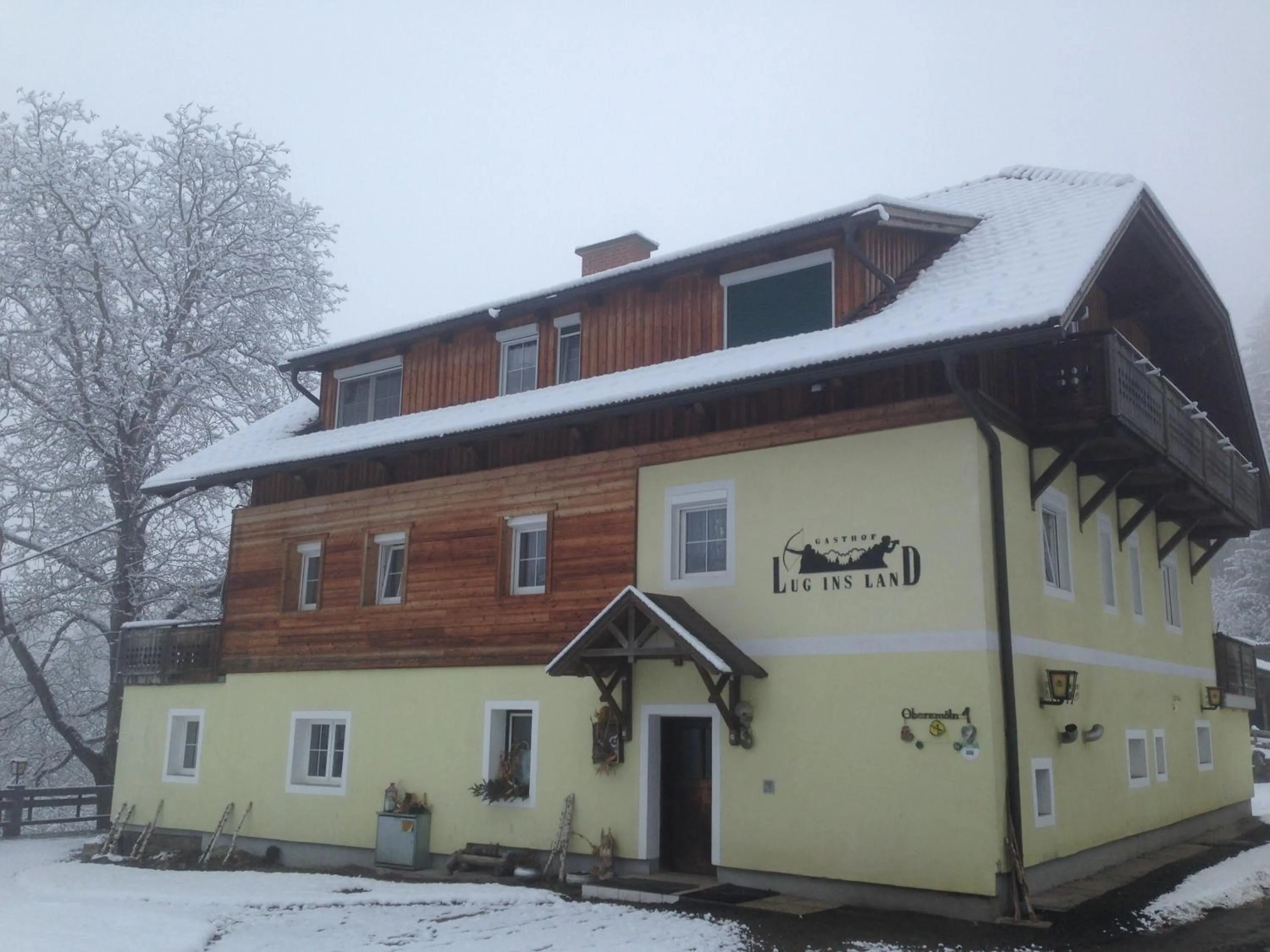 Property building in Lug ins Land