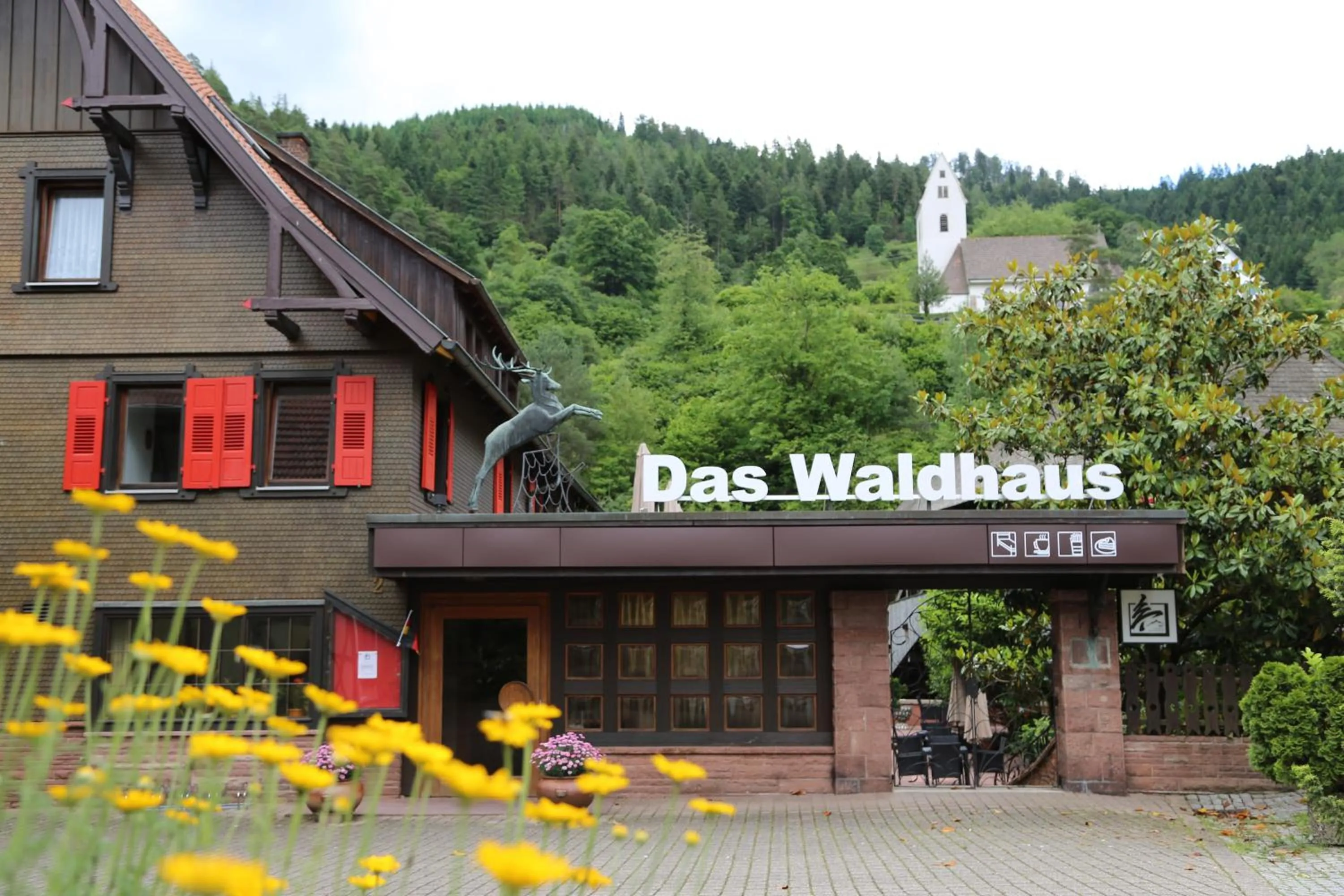 Facade/entrance in Das Waldhaus