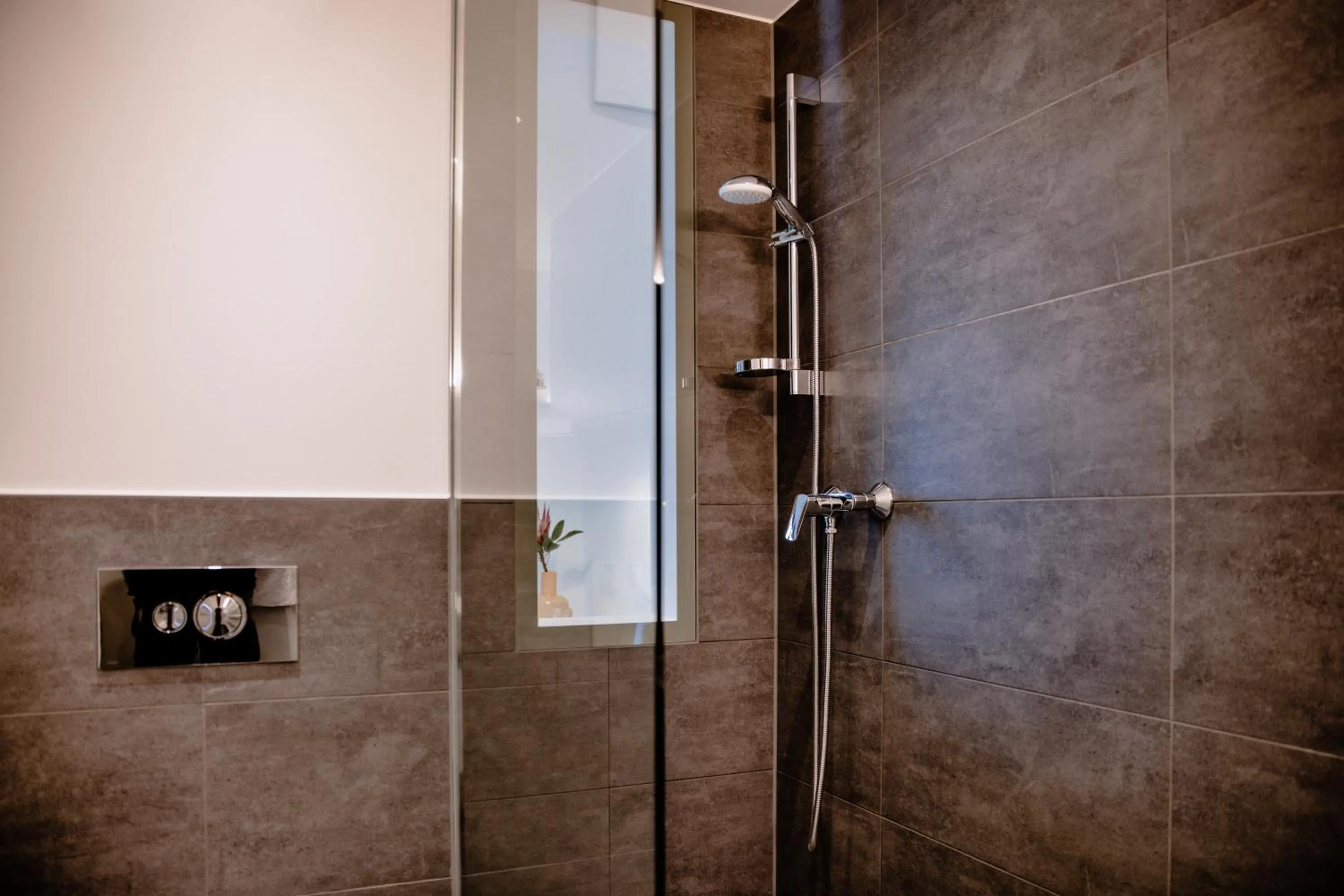 Shower in THE FLAG München M.