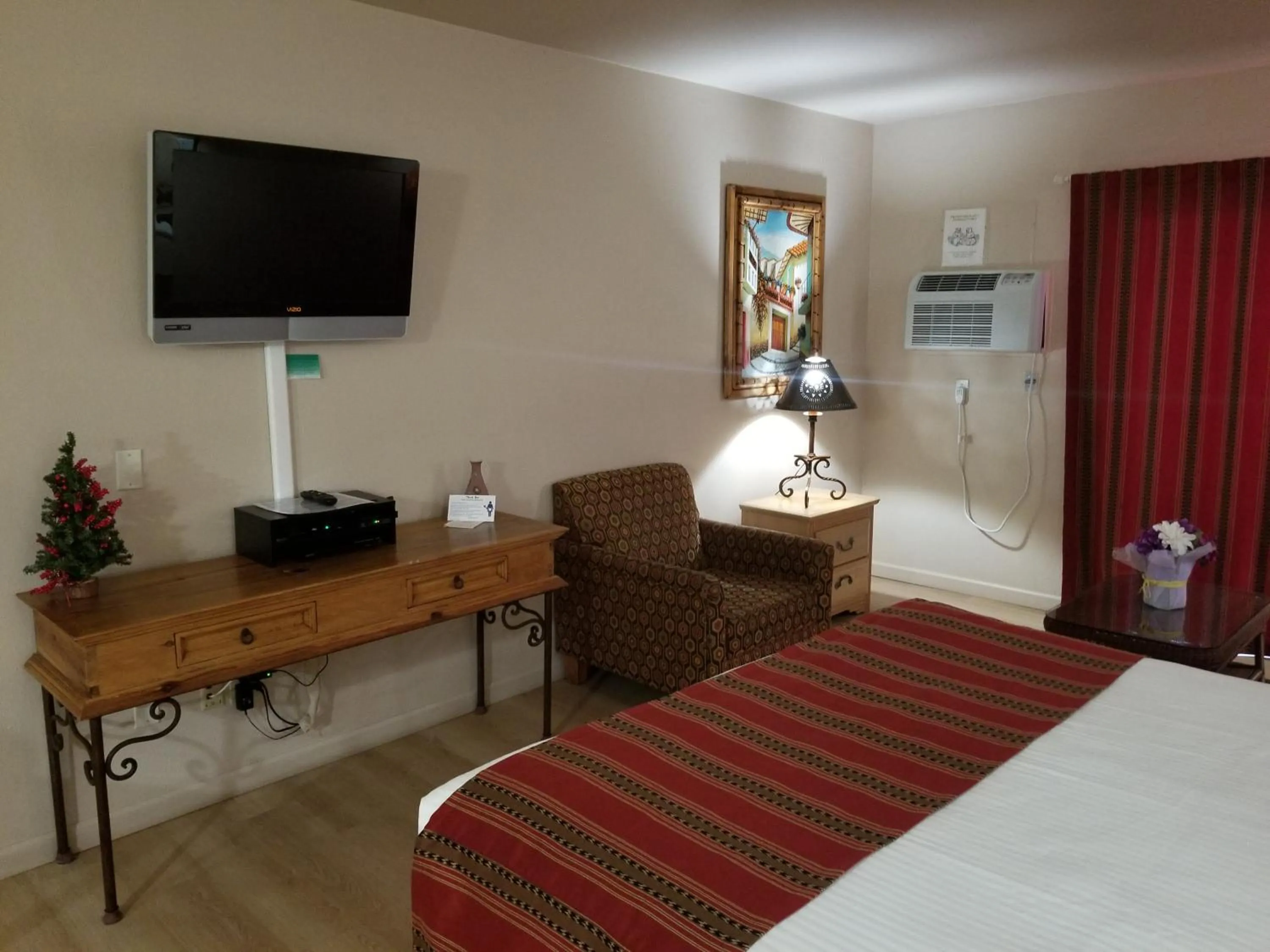 Photo of the whole room, Bed in Beaver Creek Inn