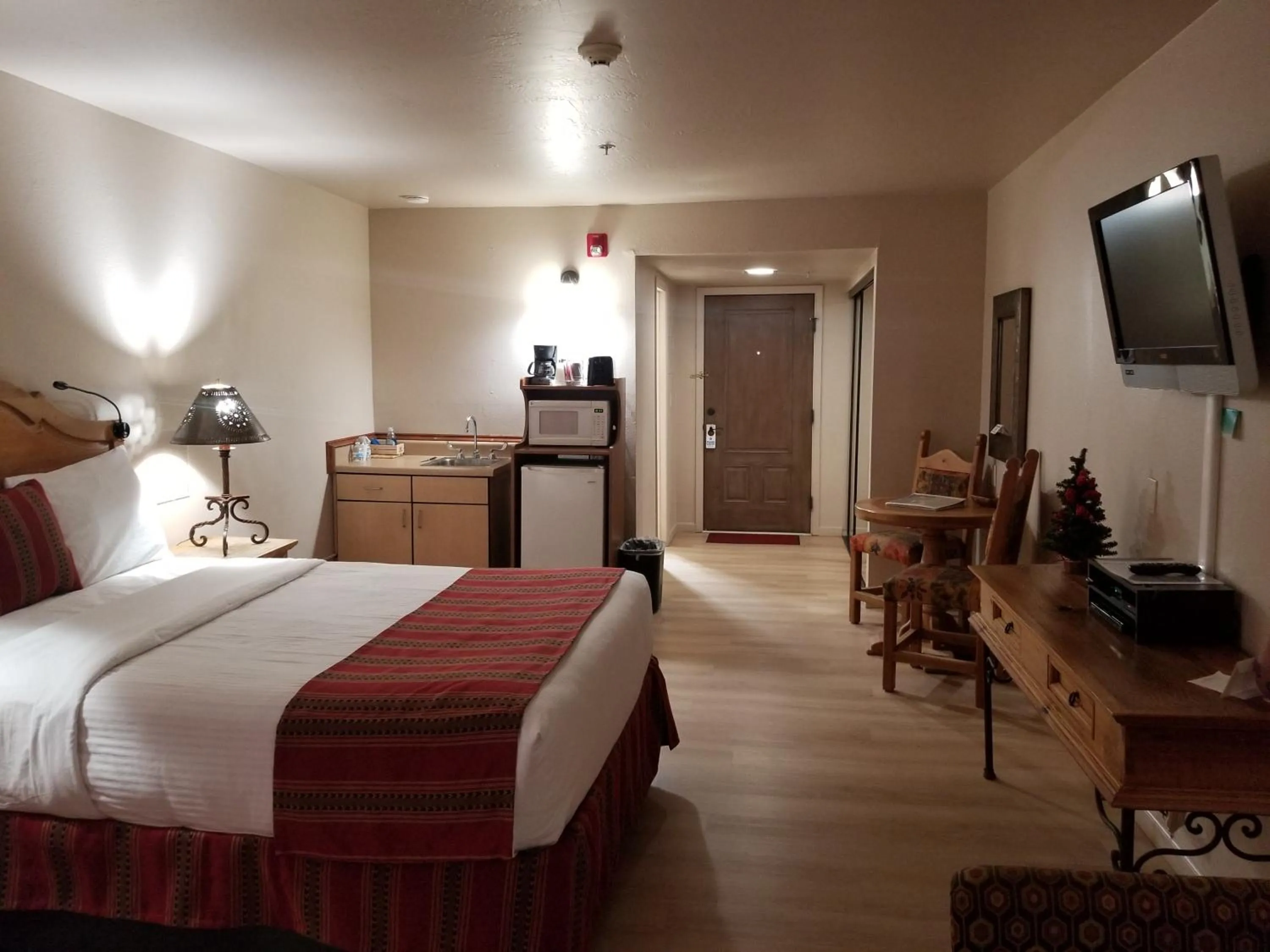 Photo of the whole room, Bed in Beaver Creek Inn