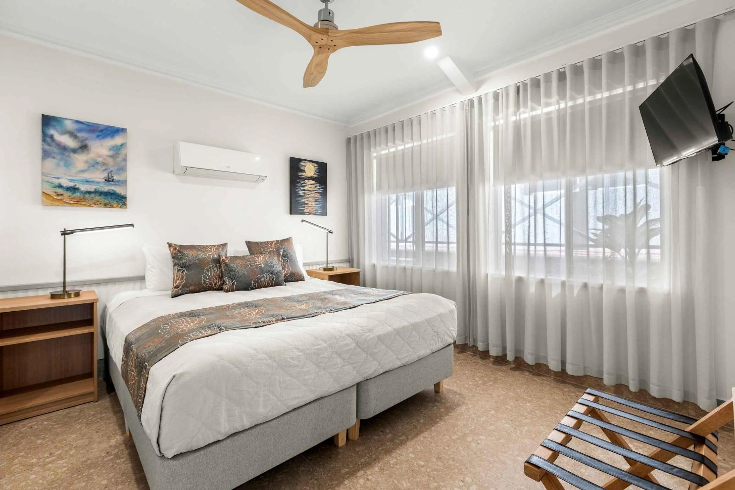 Bedroom, Bed in Moonlight Bay Suites