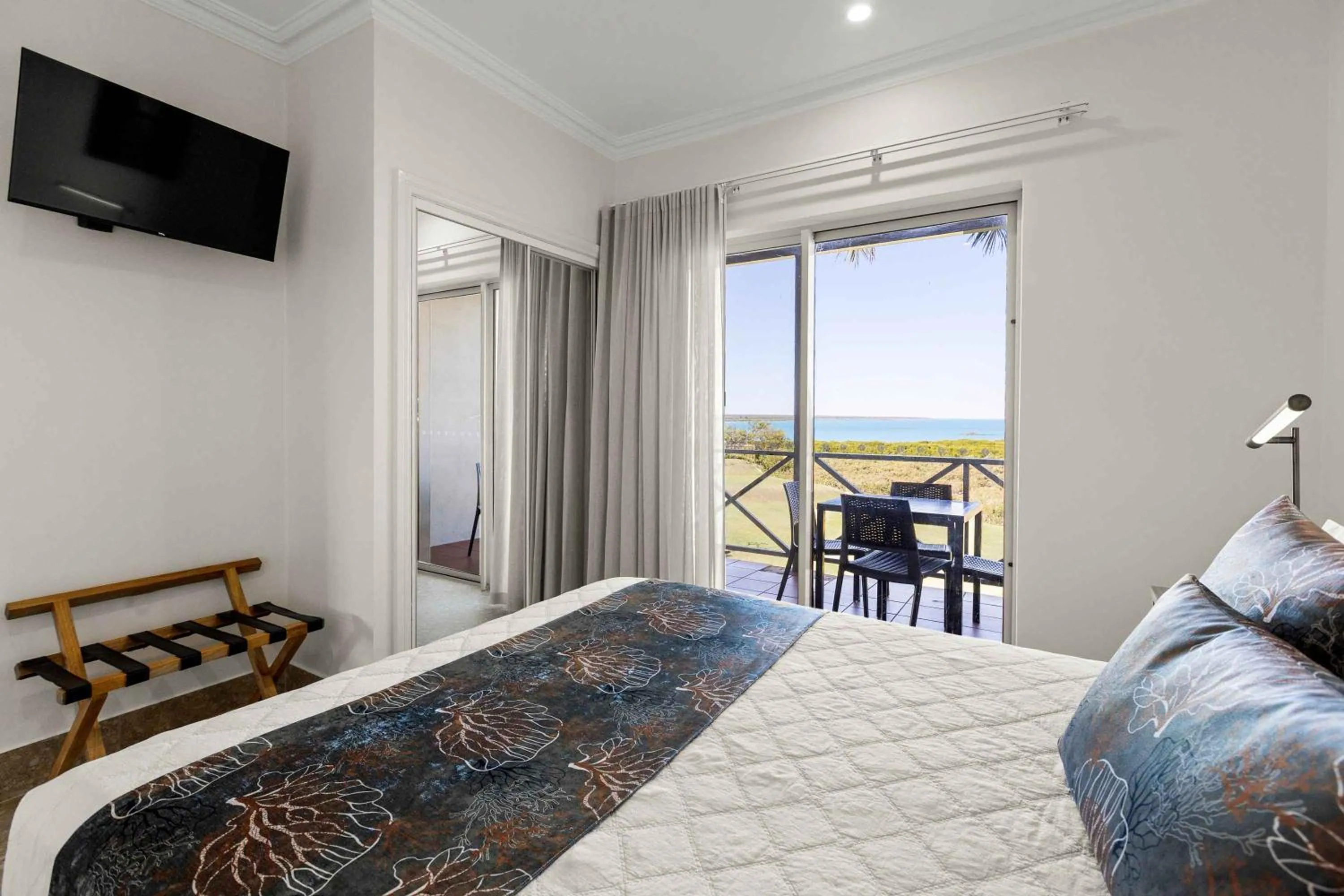 Balcony/Terrace, Bed in Moonlight Bay Suites