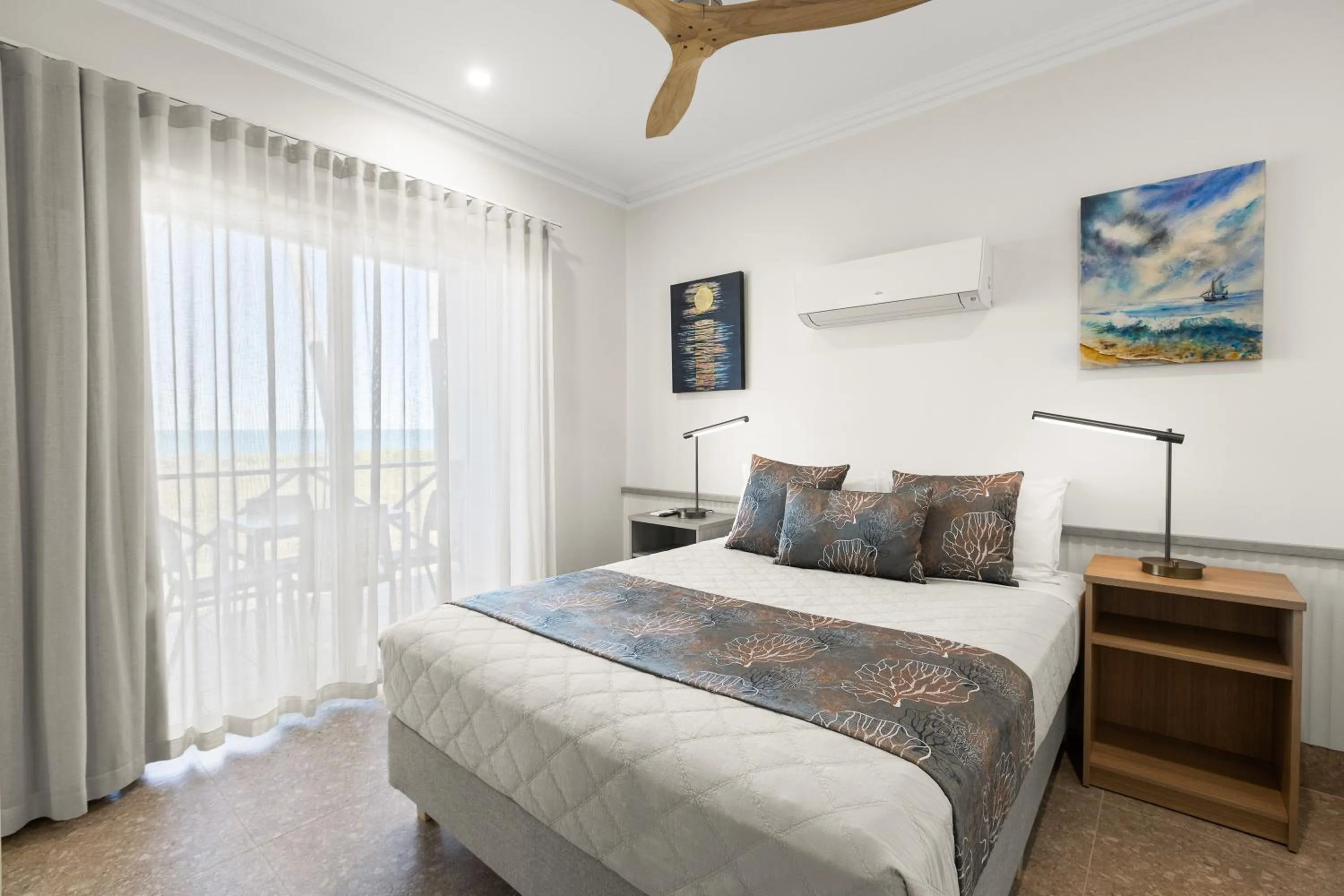 Bedroom, Bed in Moonlight Bay Suites