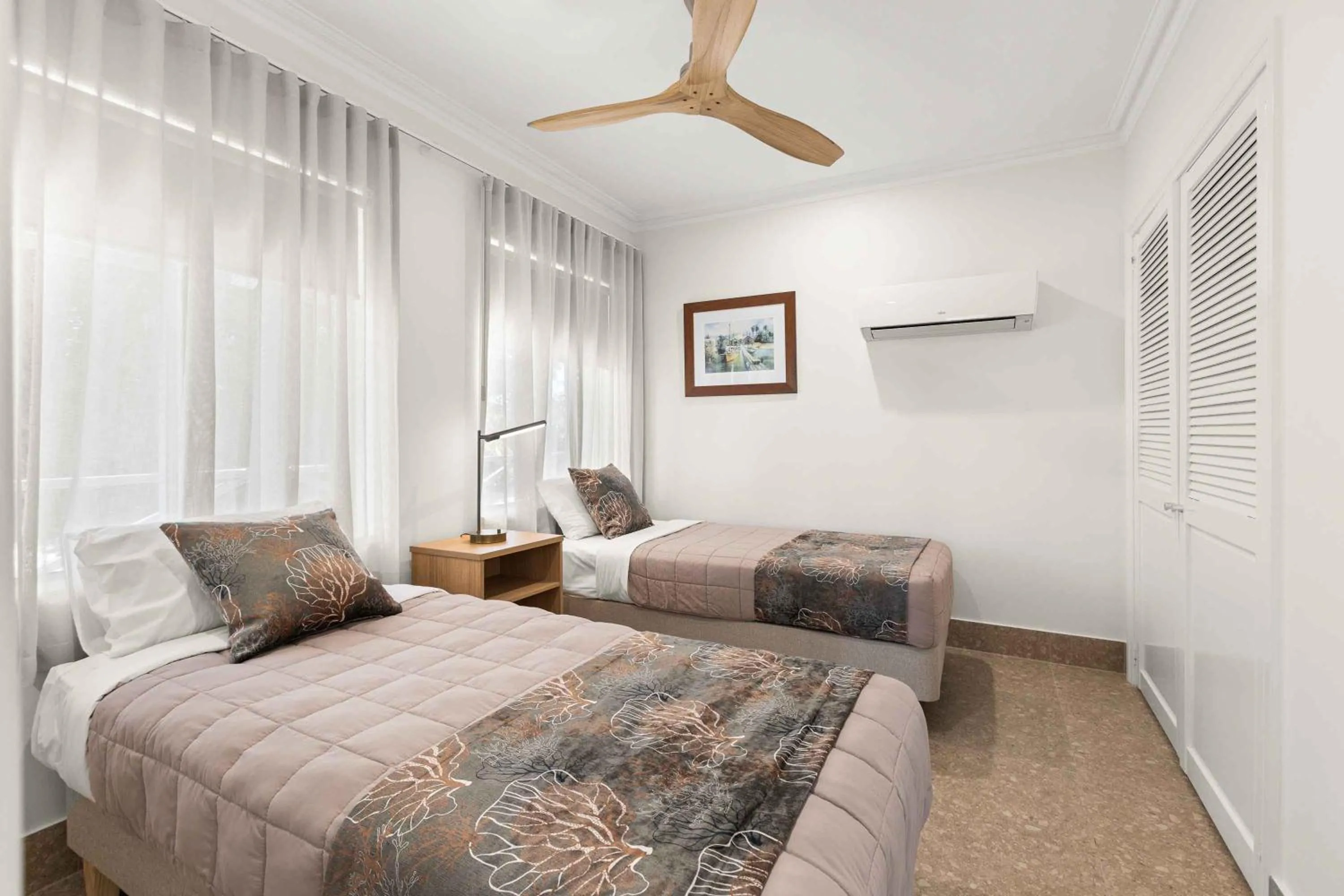 Bedroom, Bed in Moonlight Bay Suites