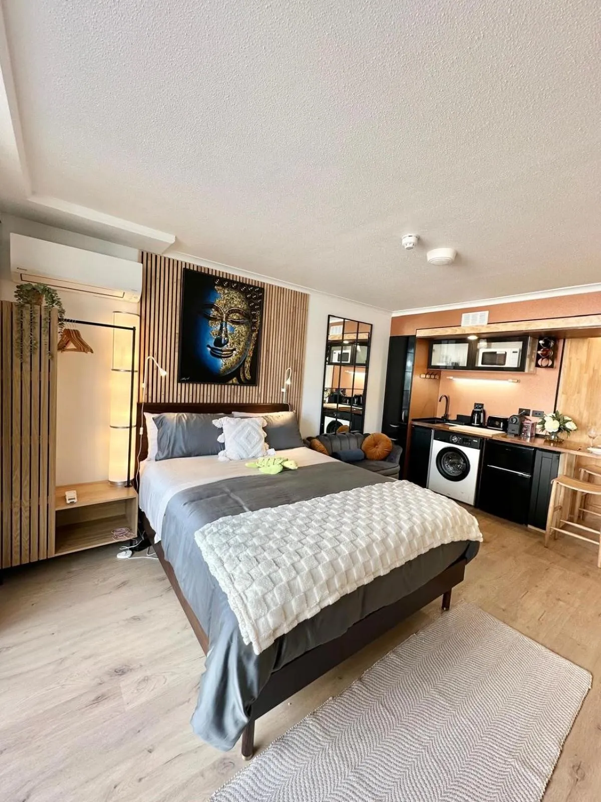 Bedroom, Bed in West End Central Apartments