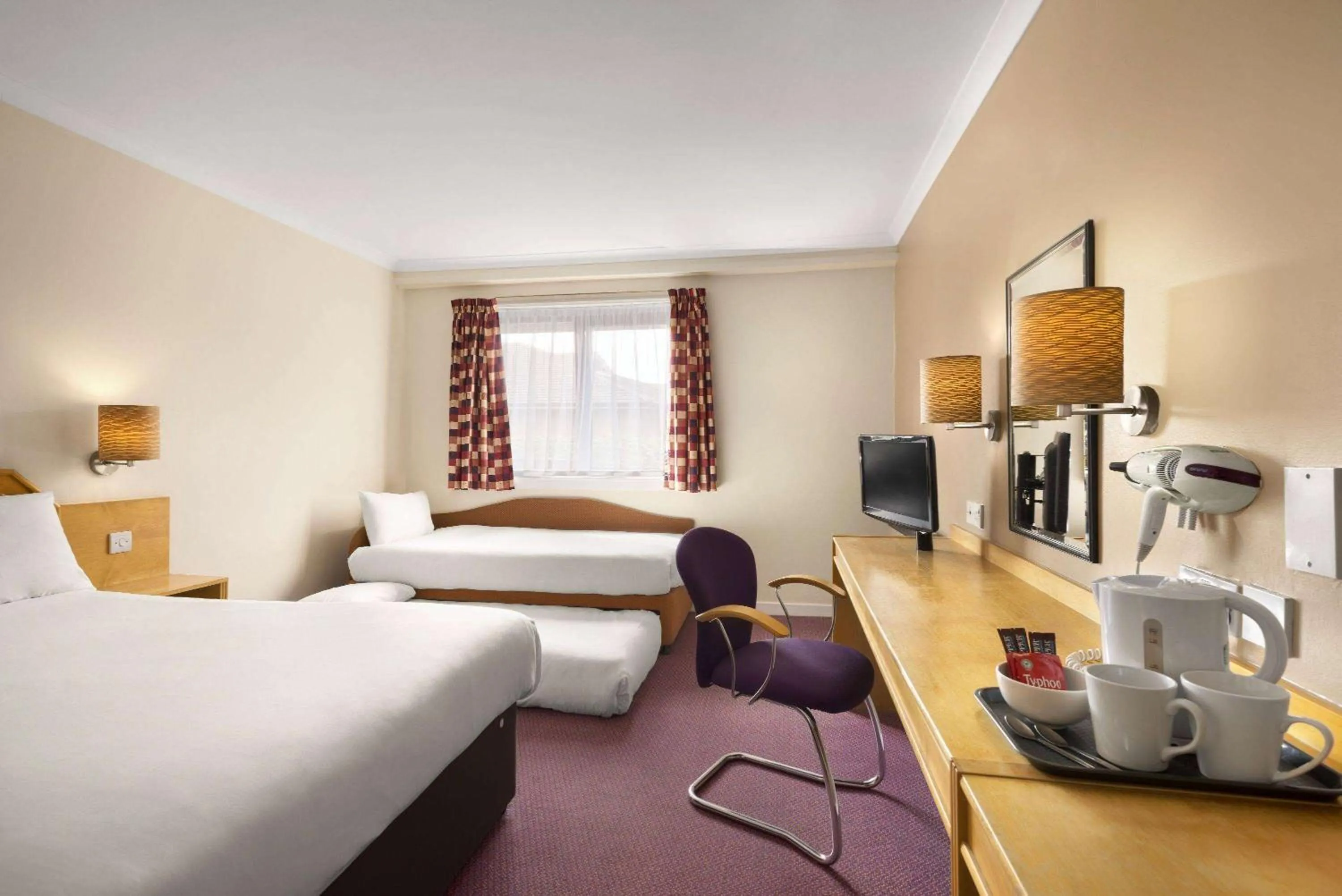 Photo of the whole room, Bed in Days Inn Hamilton