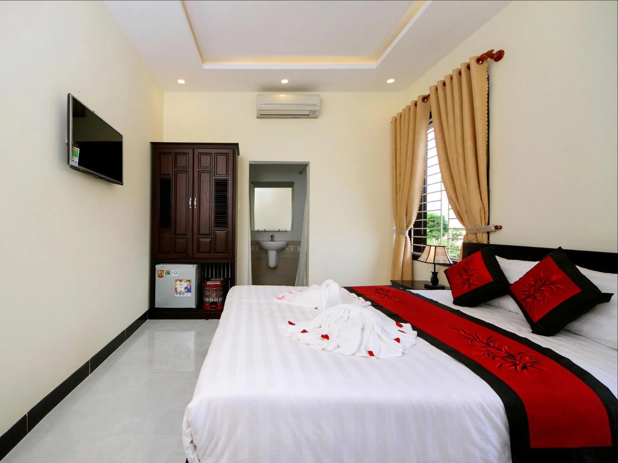 Photo of the whole room, Bed in Fireworks Homestay