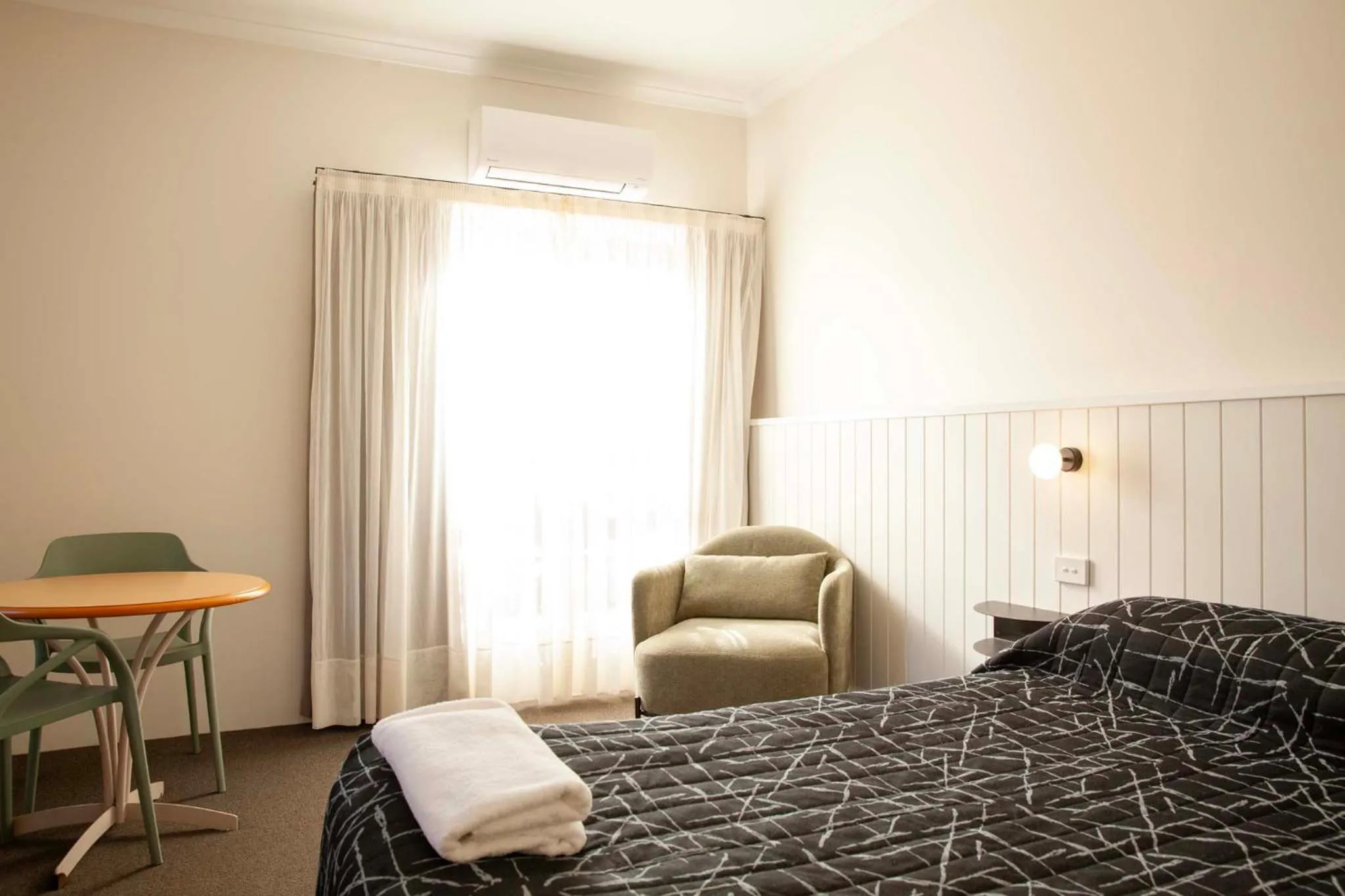 Bed in The Kidman Wayside Inn