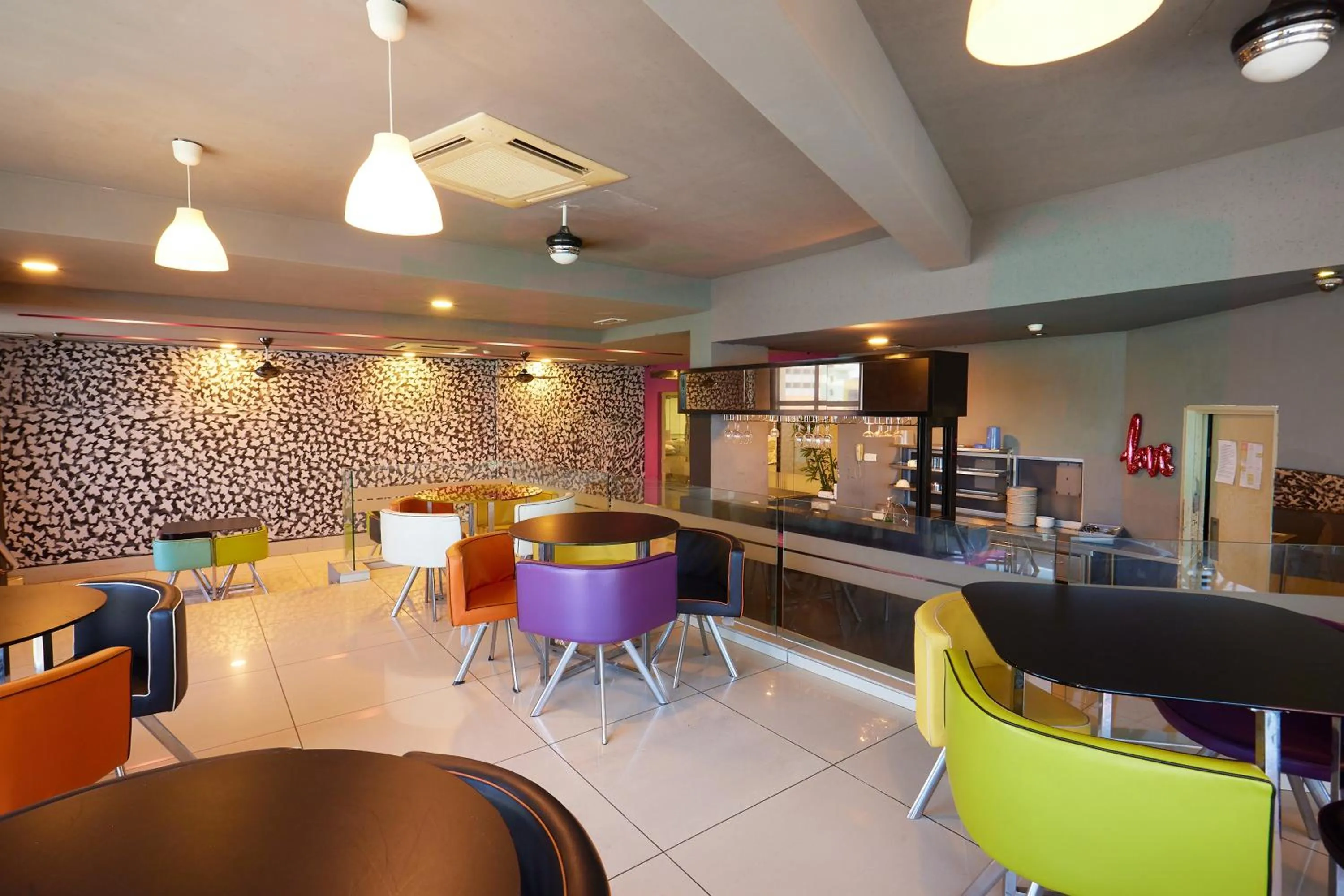 Restaurant/places to eat in B&S Boutique Hotel