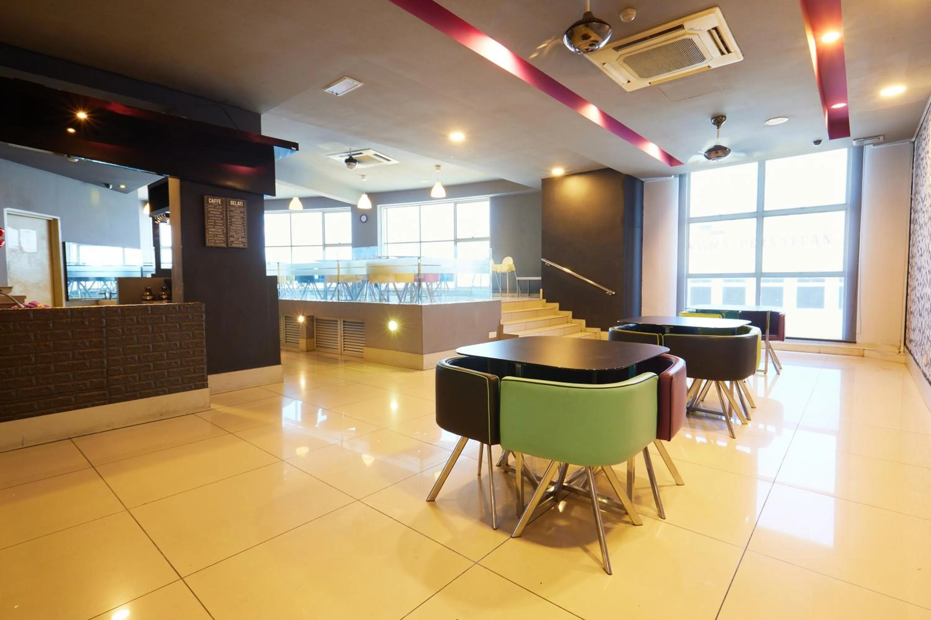 Restaurant/places to eat in B&S Boutique Hotel