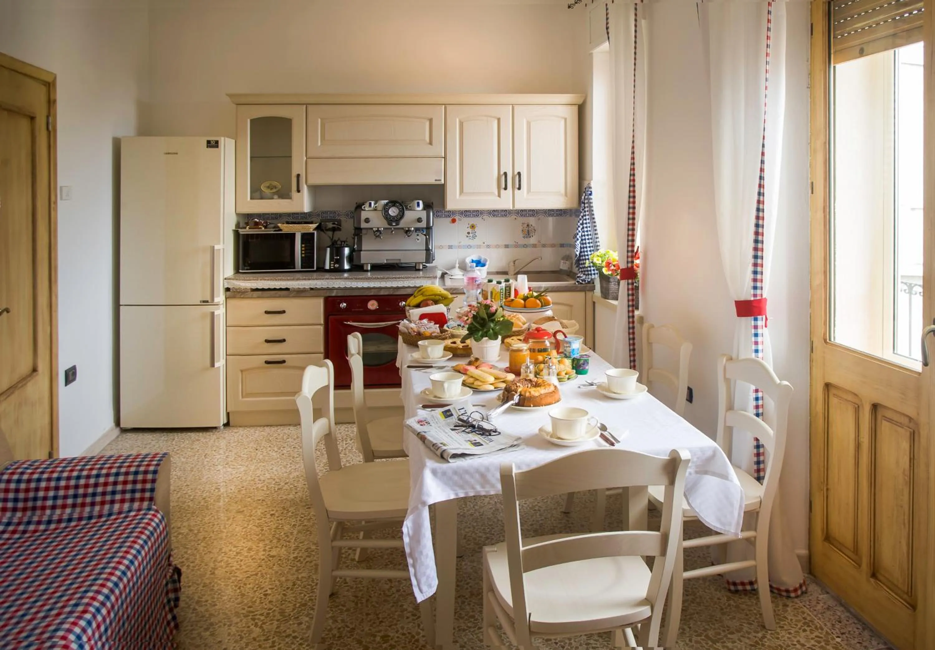 Communal kitchen in B&B Aria Ona