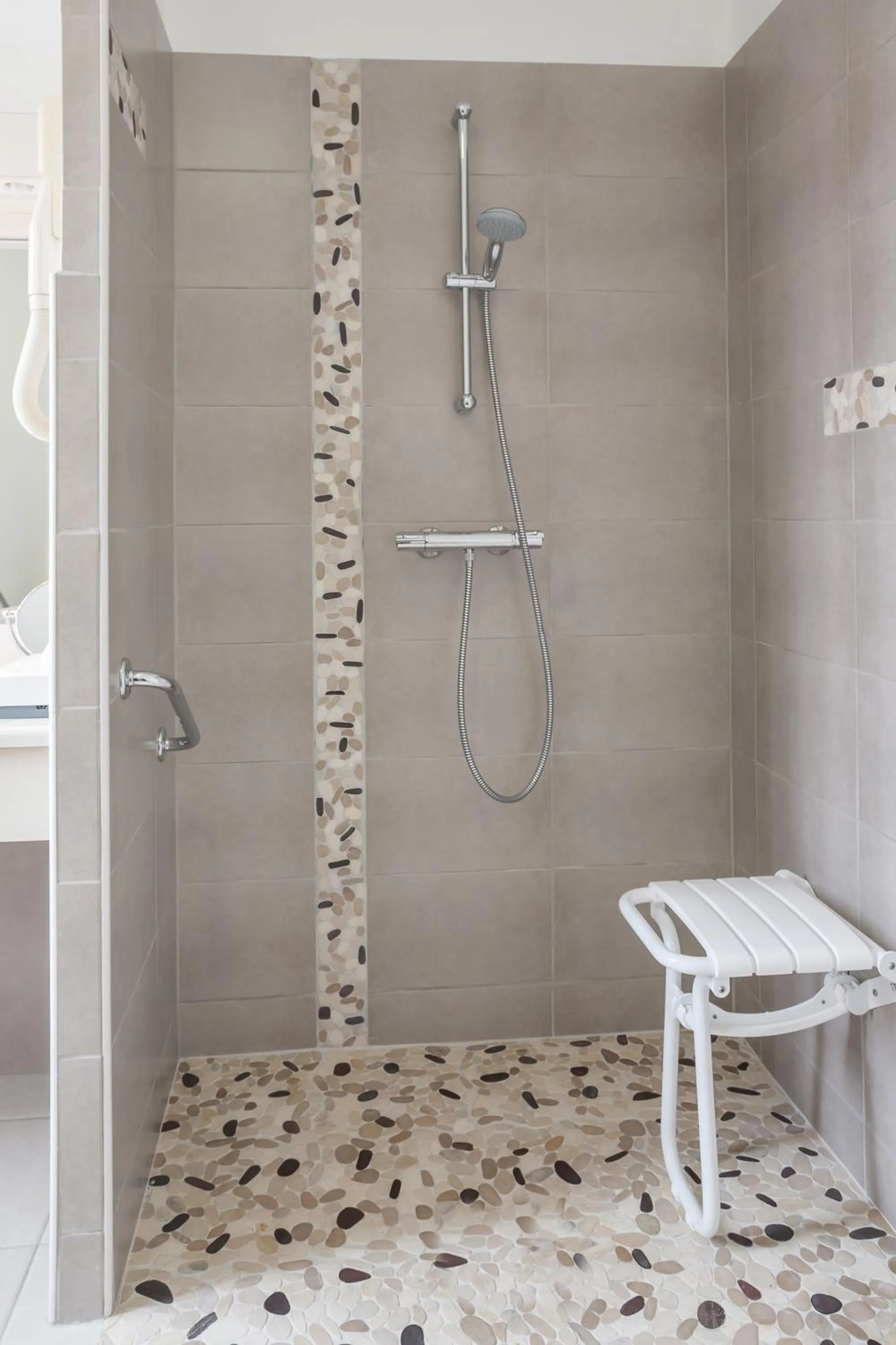Shower in Hôtel Saint Jacques