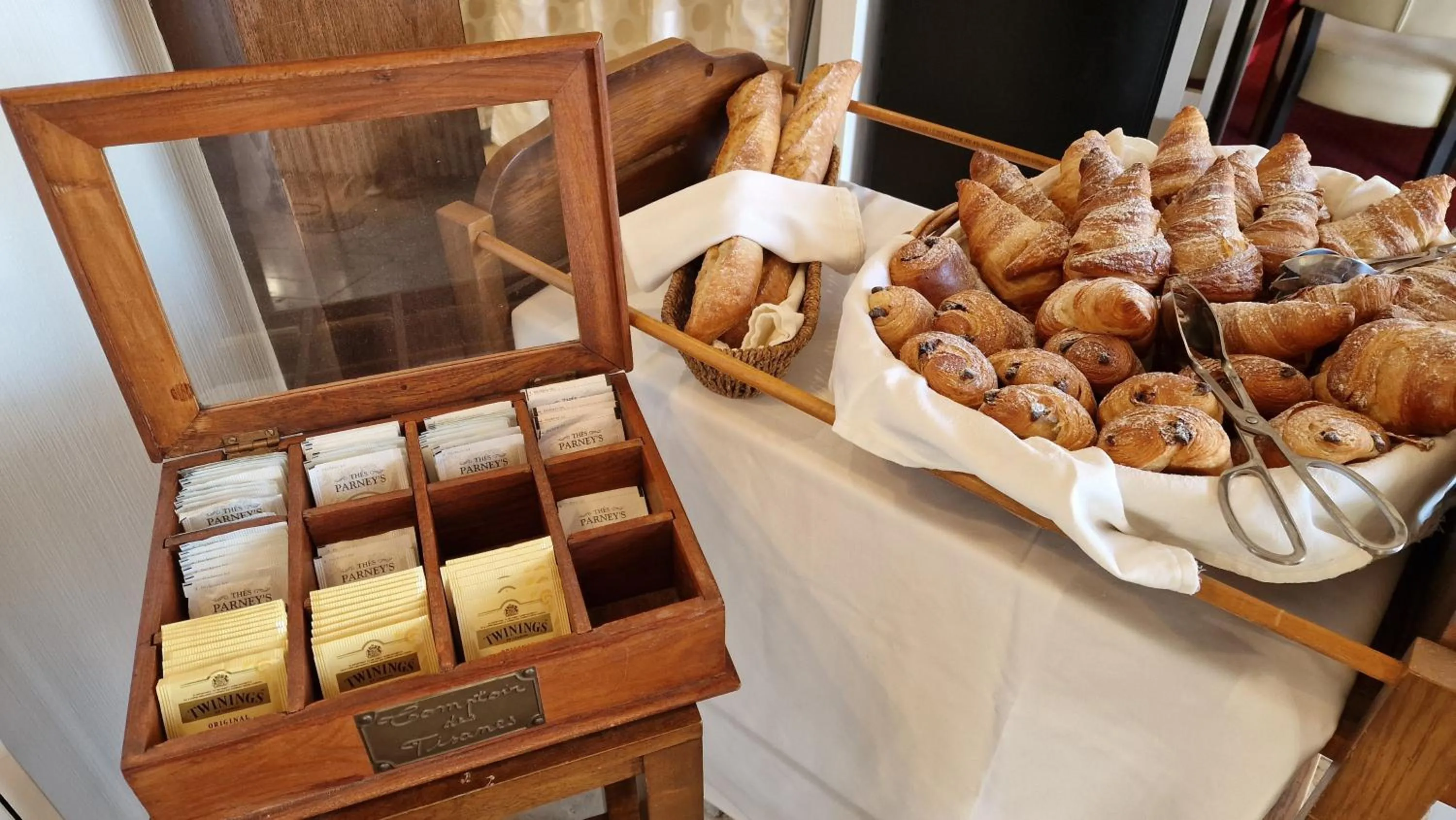 Food and drinks in Hôtel Saint Jacques