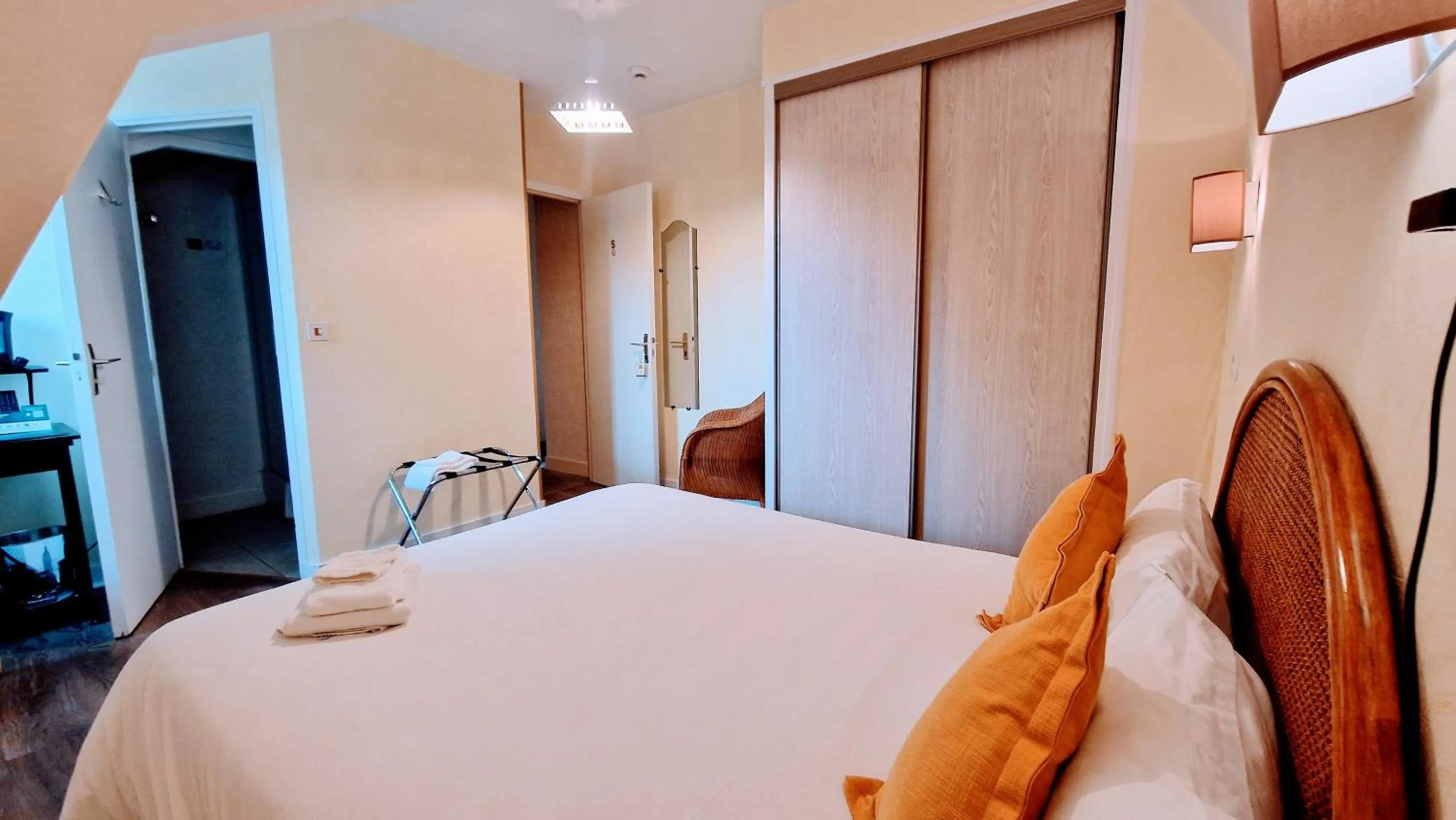 Bed in Hôtel Saint Jacques