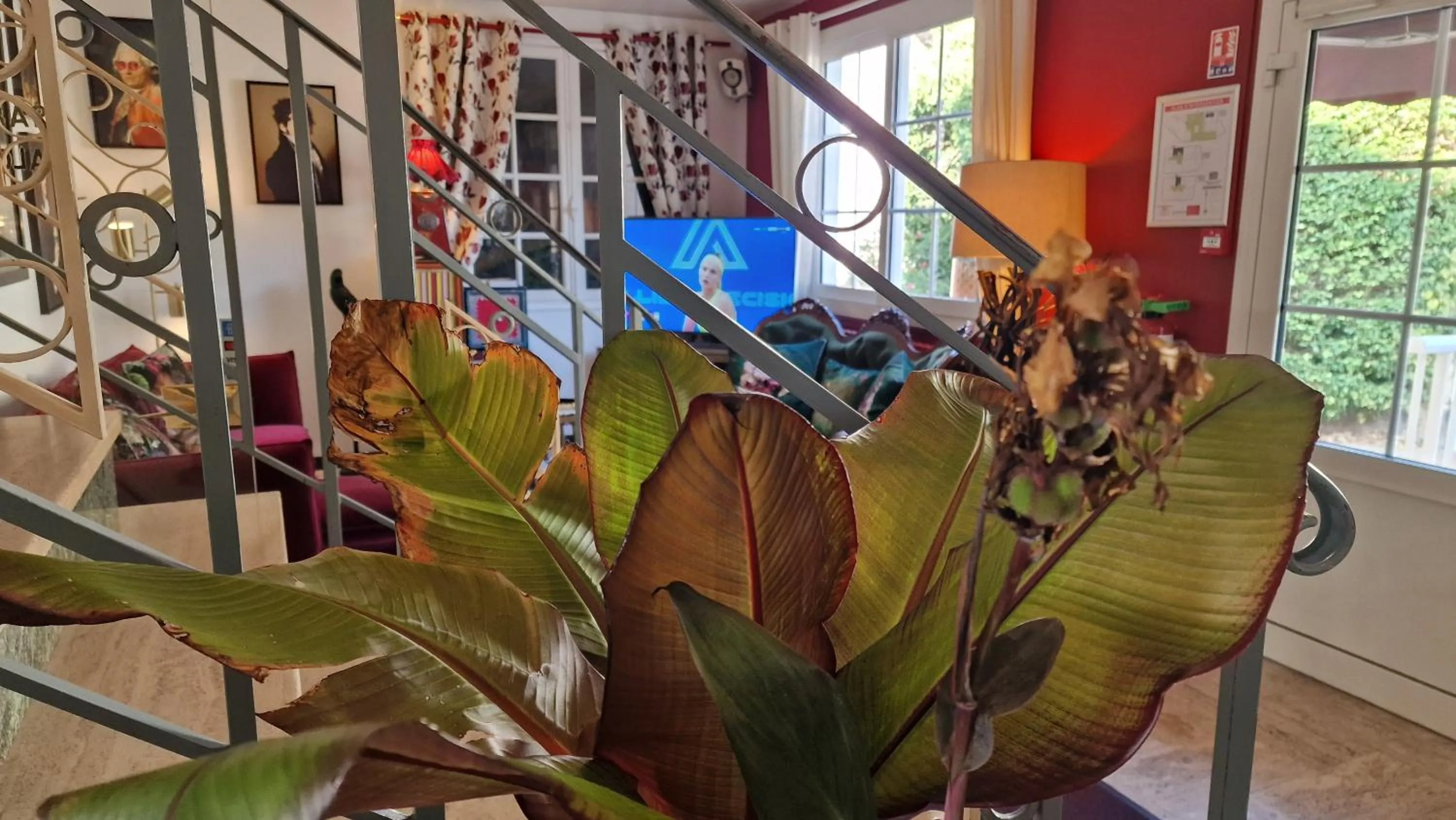 Communal lounge/ TV room in Hôtel Saint Jacques