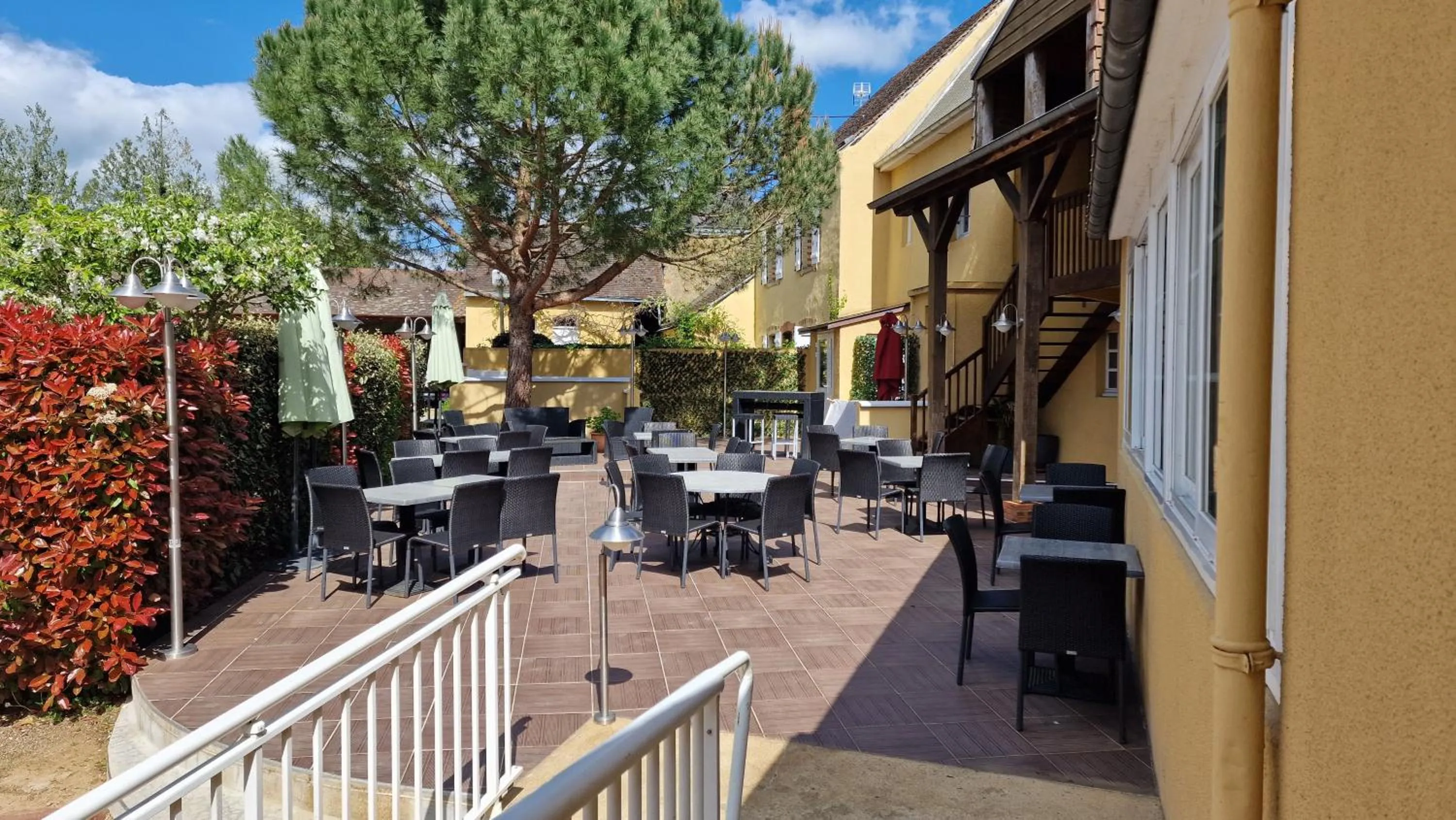 Patio in Hôtel Saint Jacques