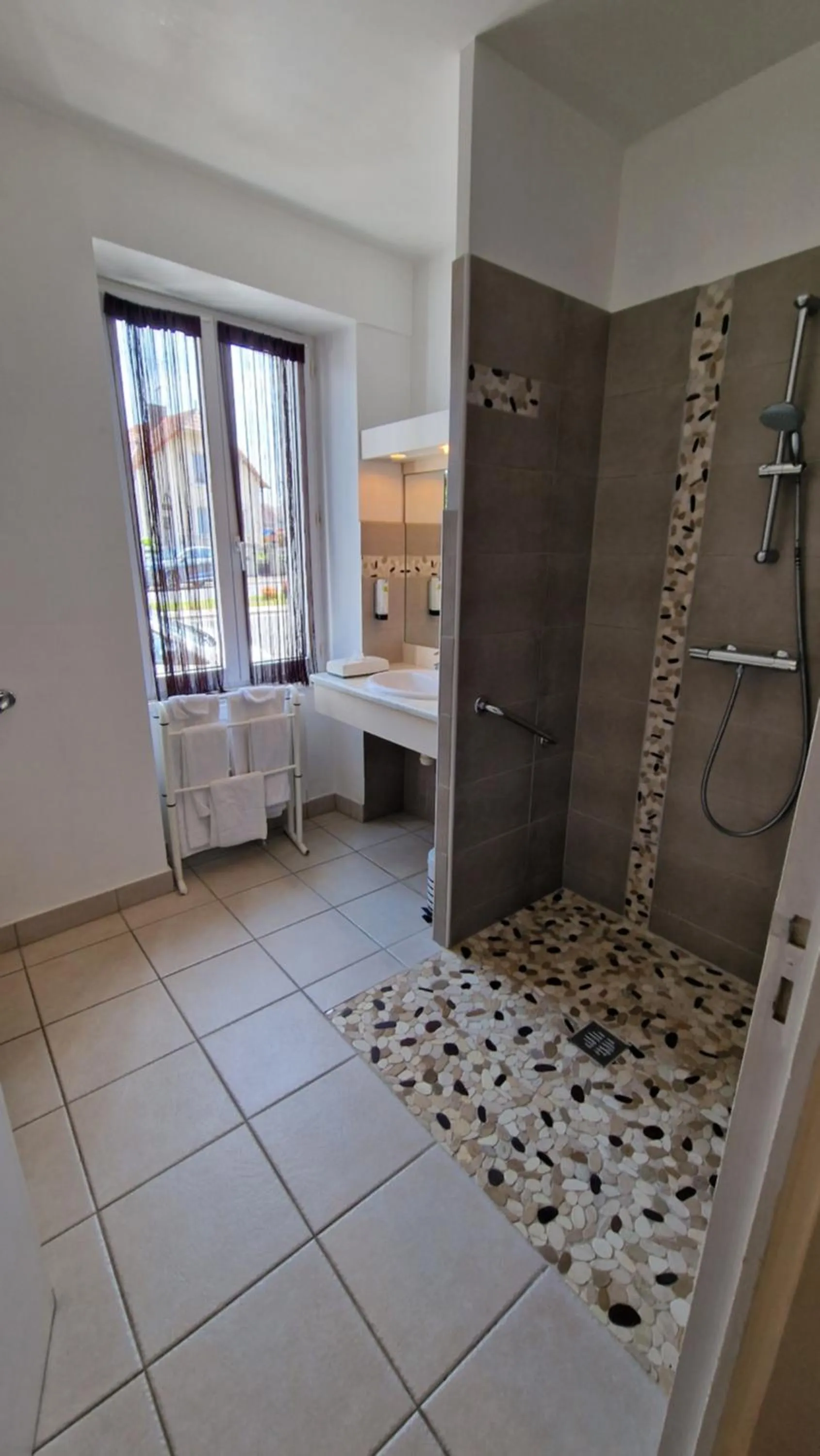 Shower in Hôtel Saint Jacques