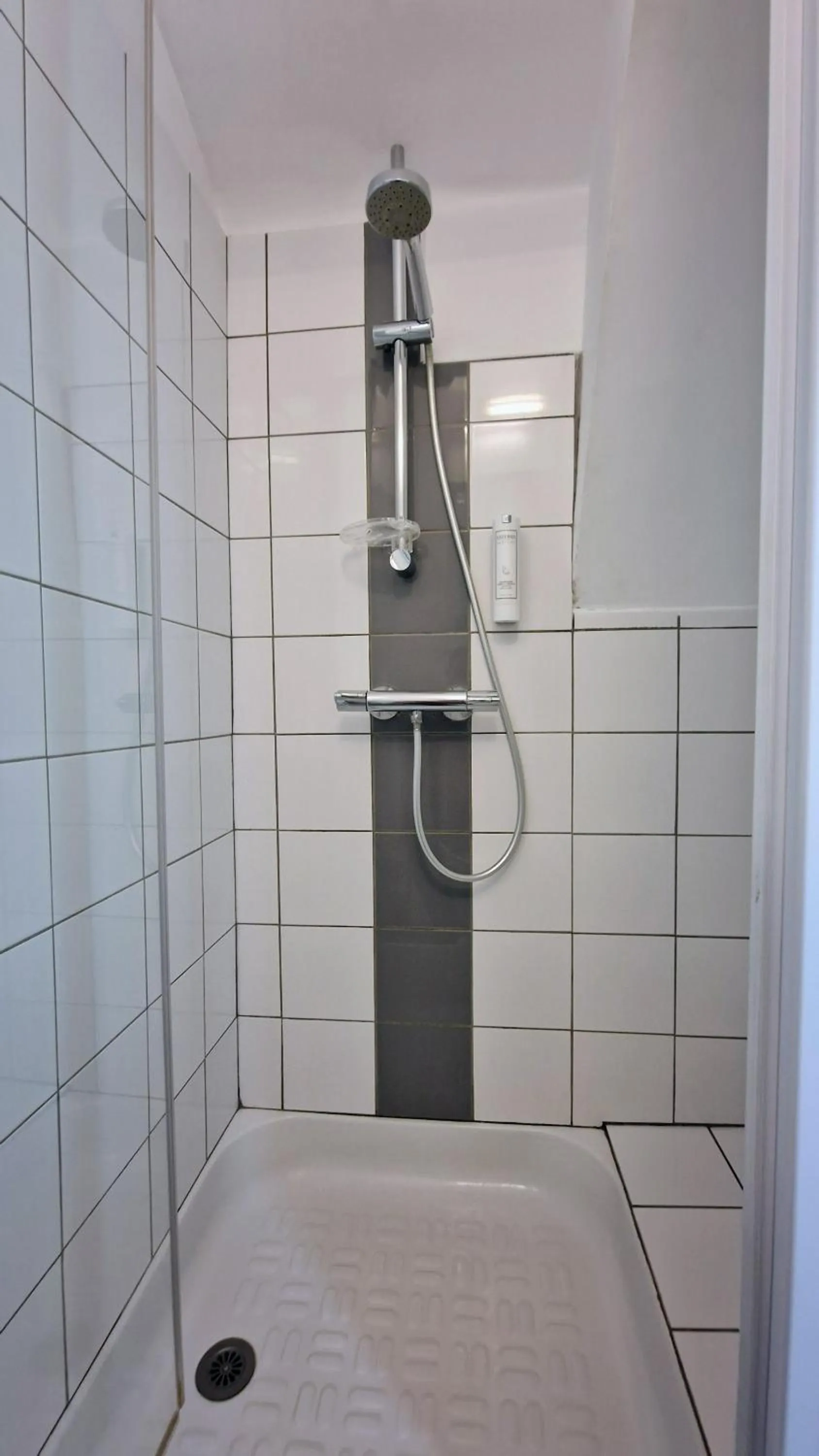 Shower in Hôtel Saint Jacques