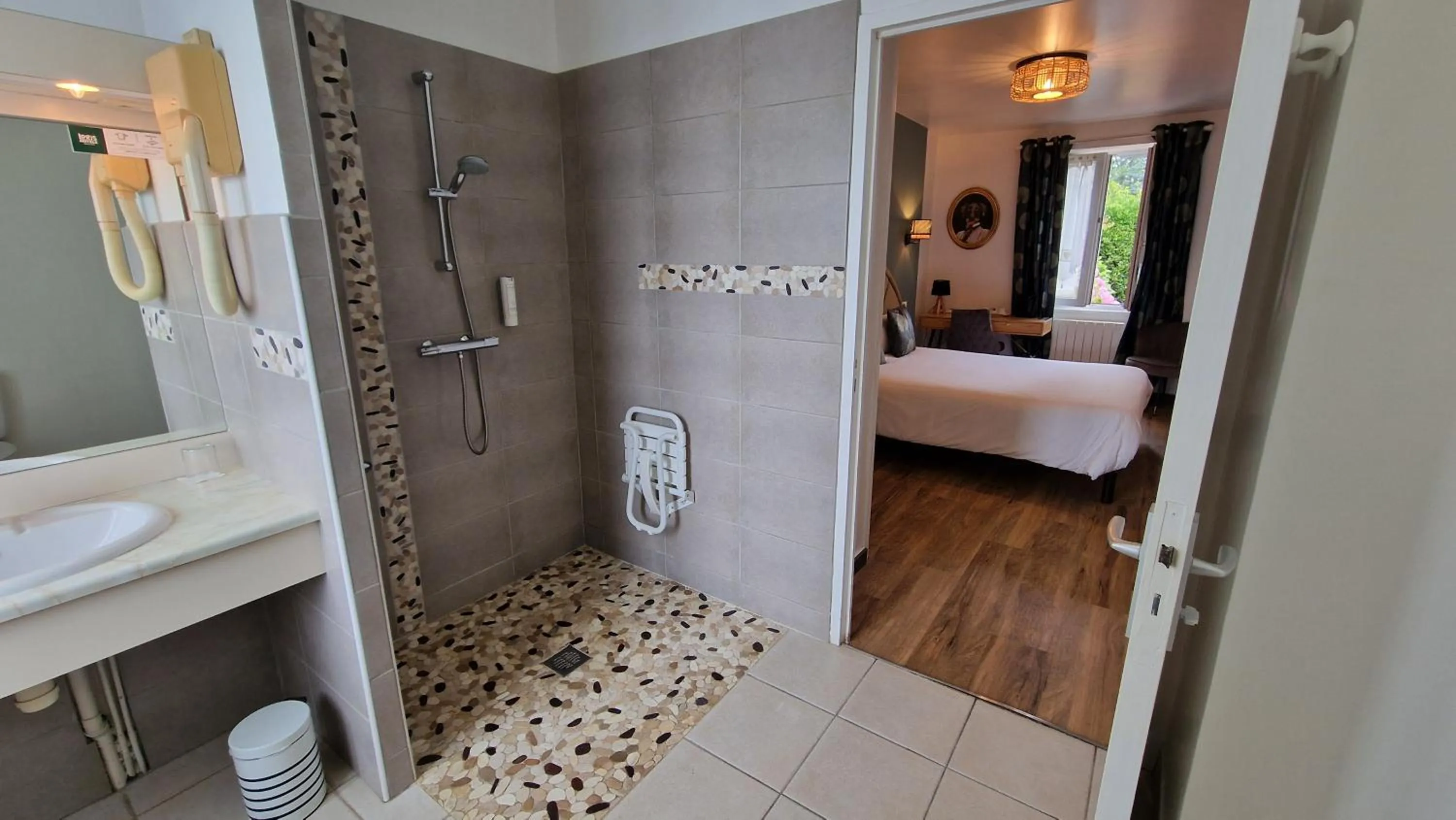 Shower, Bed in Hôtel Saint Jacques