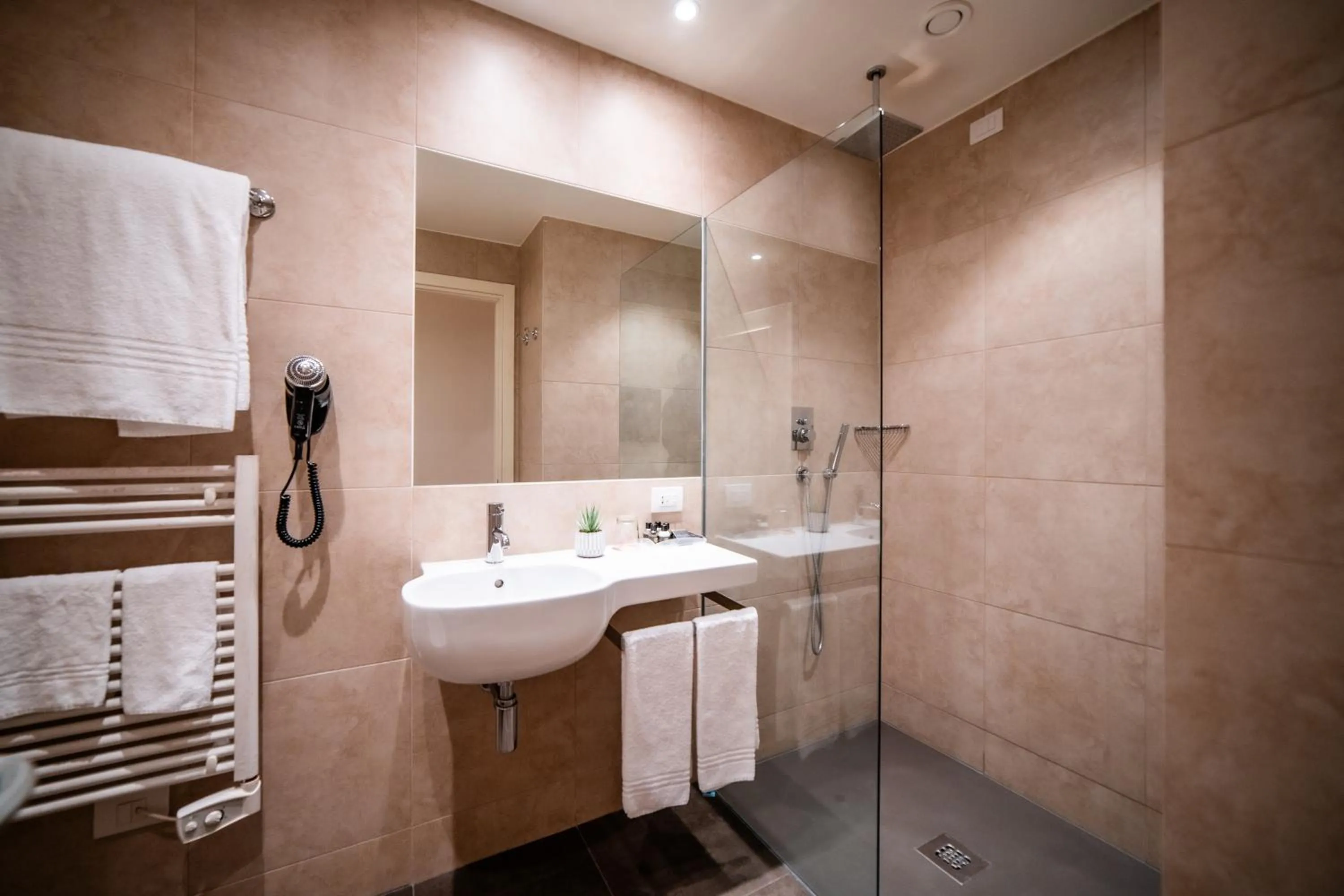 Shower in Hotel Capolago