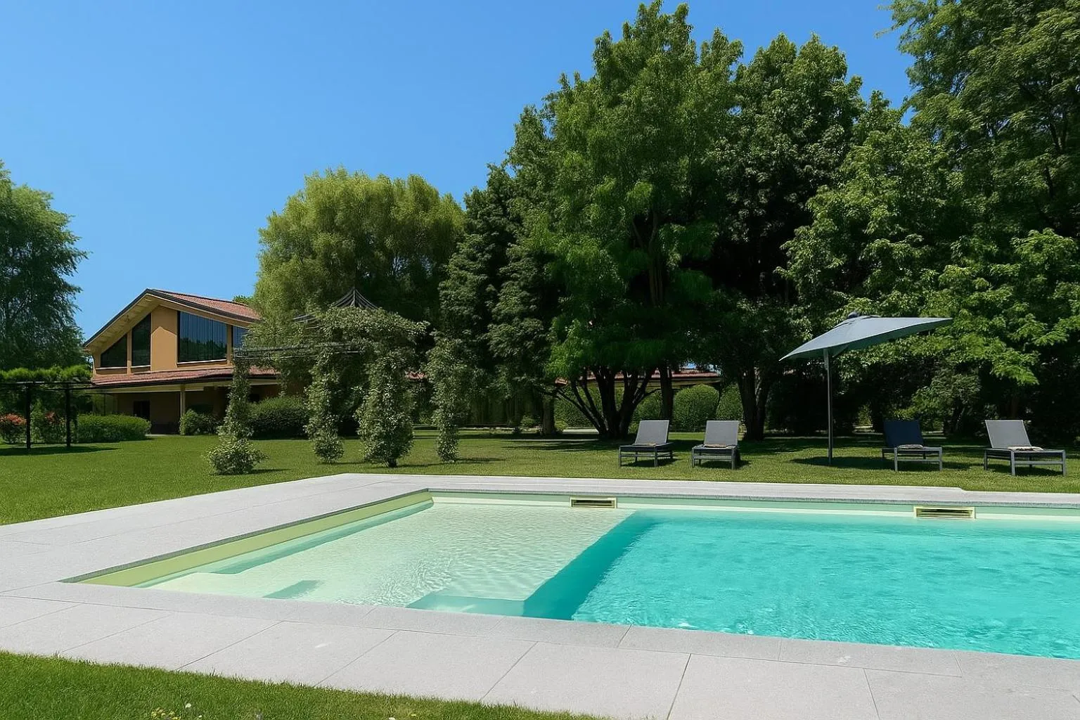Swimming pool in Hotel Capolago